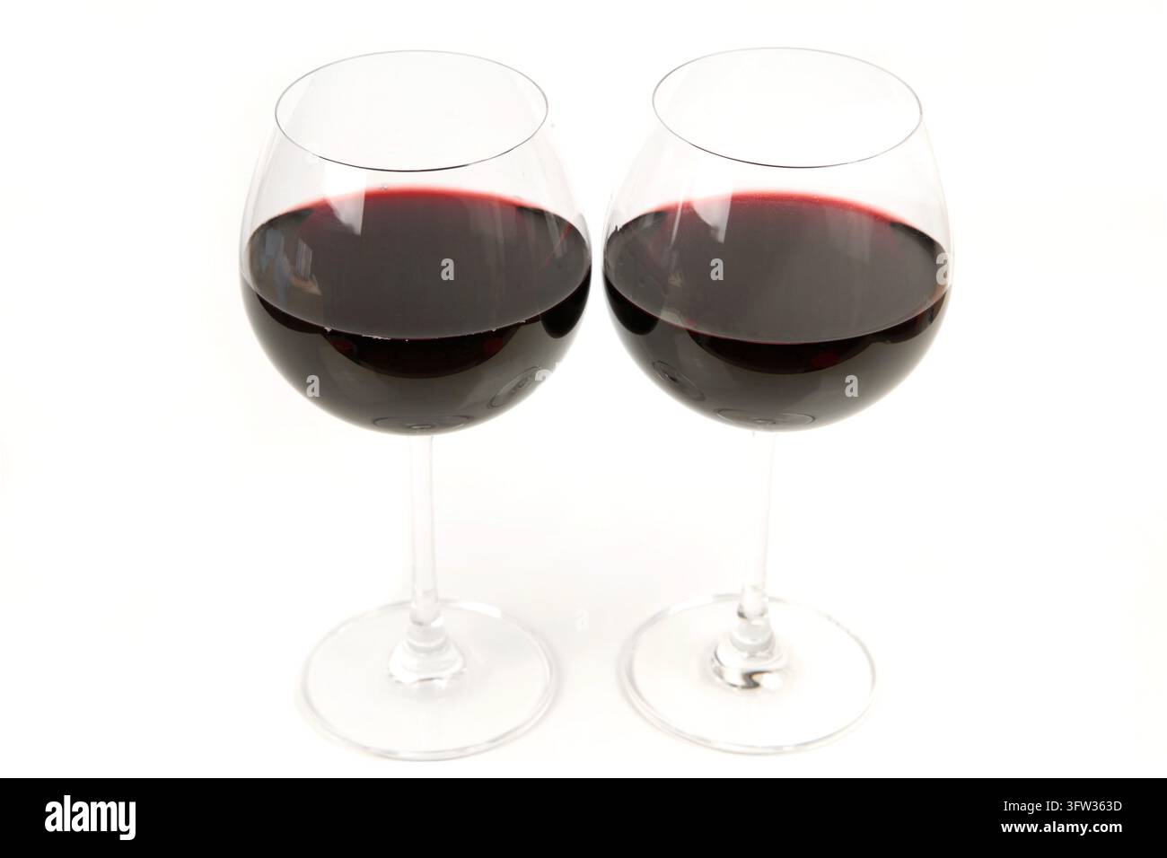 Gläser Rotwein auf weißem Hintergrund Stockfoto