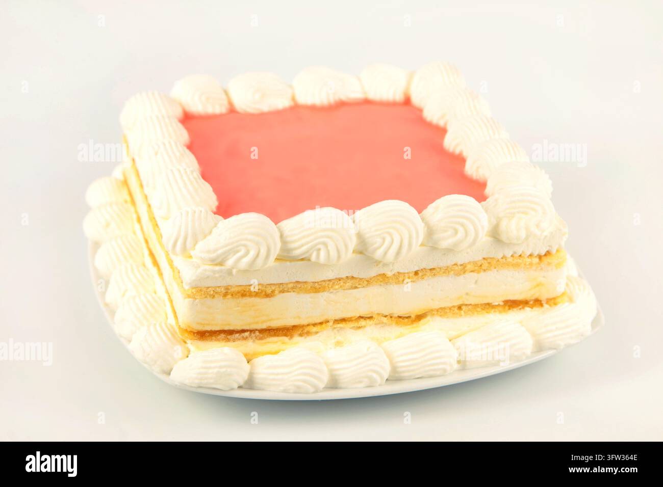 Kuchen mit Dekoration auf einem Teller Stockfoto