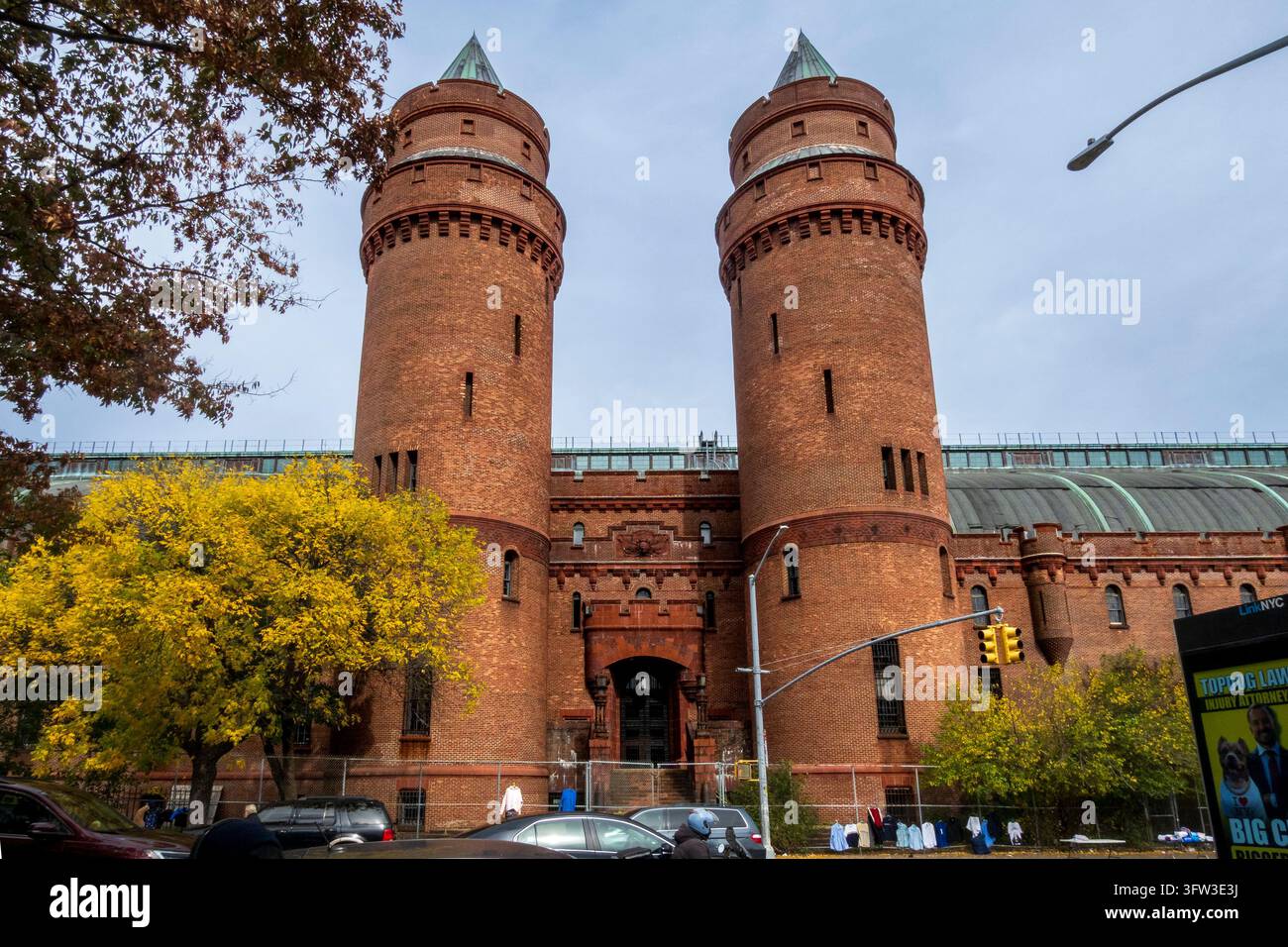 Bronx, NY - USA - 17. Okt. 2026 : Die Kingsbridge Armory erhebt sich über der Jerome Avenue mit zwei runden roten Backsteintürmen, spitzen Kupferdächern und einem zentralen a Stockfoto