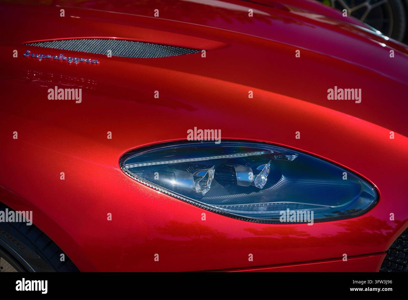 WESTLAKE, TEXAS - 19. OKTOBER 2019: Scheinwerferdetails eines roten Aston Martin DBS Superleggera Sportwagens. Stockfoto
