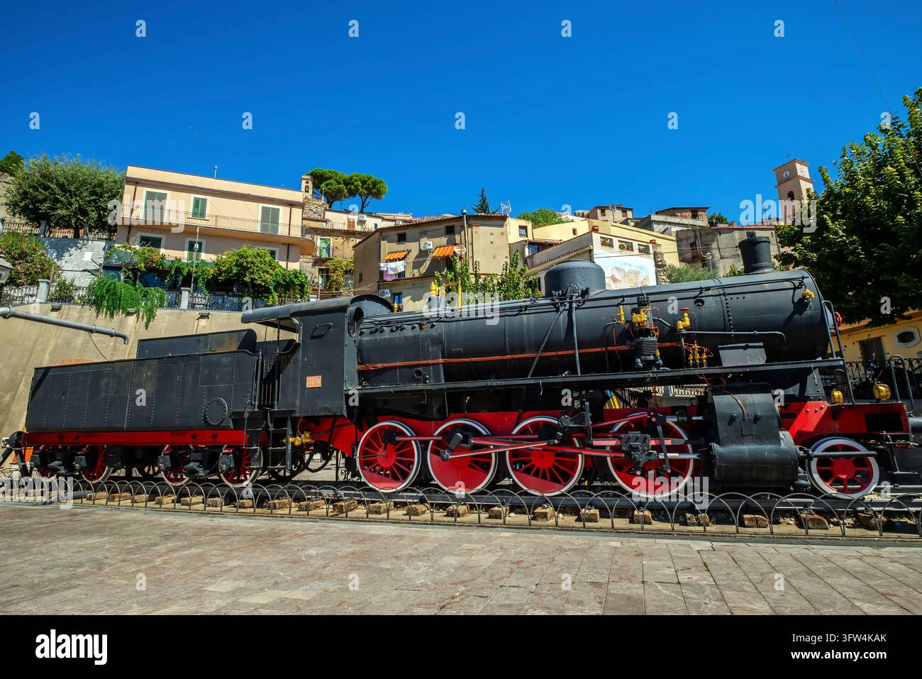 Bova-Lokomotive auf dem Hauptplatz im malerischen Bova Superiore. Bova ist ein mittelalterliches Dorf auf einem Hügel (Höhe 820 Meter) im Aspromonte Stockfoto