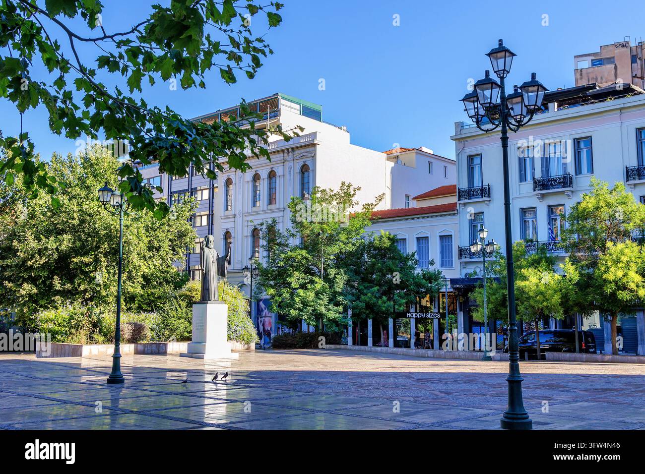 Die Statue des Erzbischofs Damaskinos am Mitropoleos-Platz in Athen, Griechenland Stockfoto