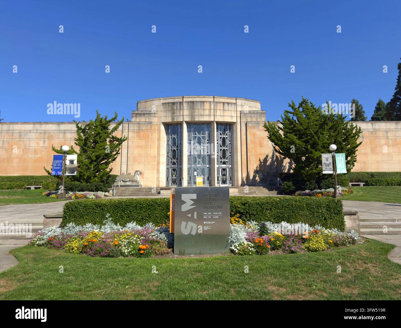 Seattle Asian Art Museum im Volunteer Park, Seattle, Washington, zeigt seine Art-Deco-Fassade, den Eingang, die Blumenbeete und die gestalteten Anlagen. Stockfoto