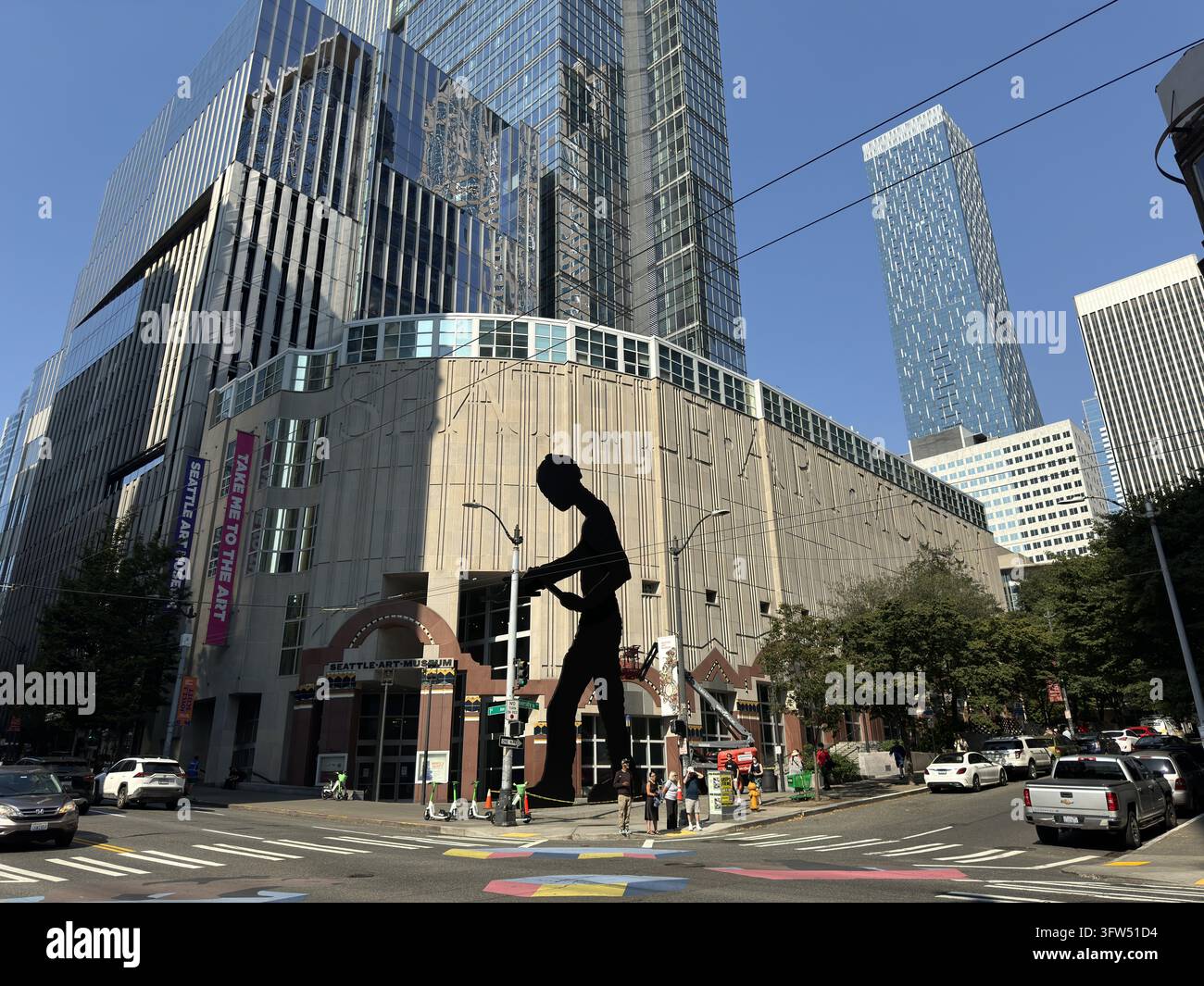 Seattle Art Museum und Jonathan Borofskys Hammering Man Skulptur zwischen Hochhäusern in der Innenstadt von Seattle, Washington, USA. Stockfoto