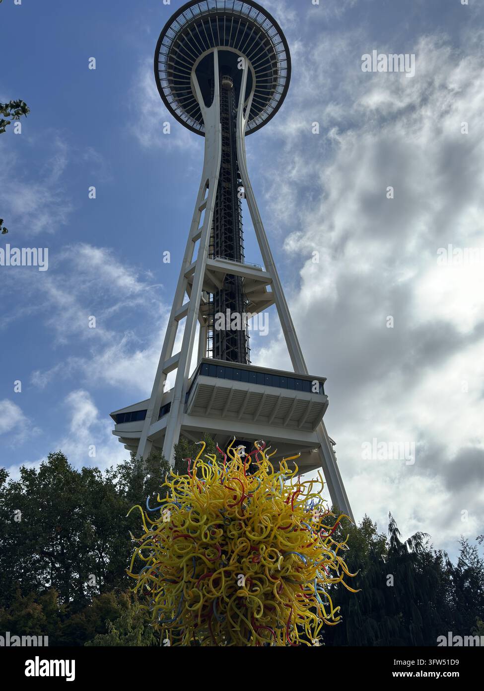 Die Space Needle erhebt sich über Dale Chihulys farbenfroher Pacific-Sun-Glasskulptur im Seattle Center in Seattle, Washington, USA. Stockfoto