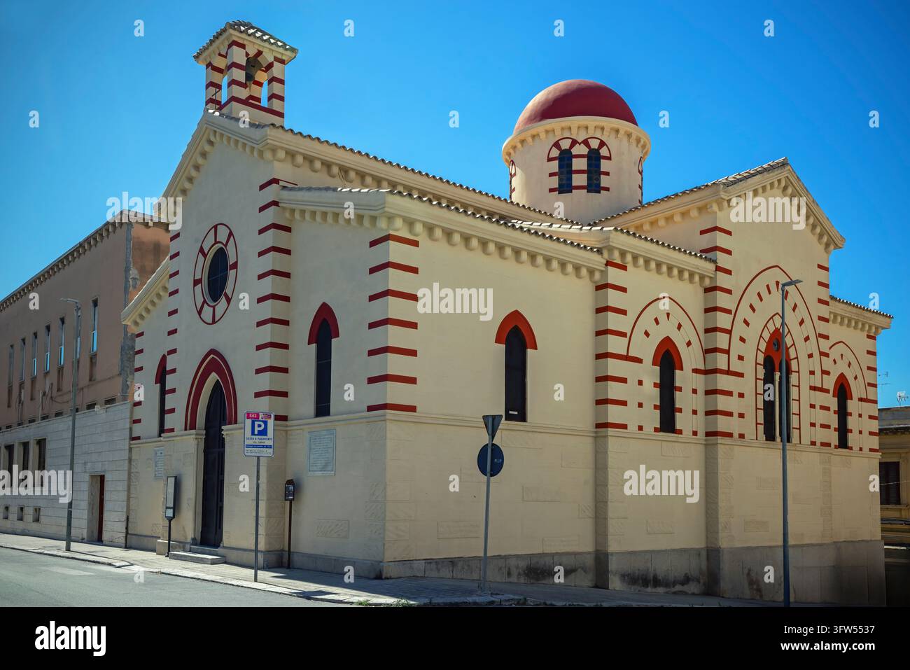 Die Kirche der Exzellenten am Piazza Castello in Reggio Calabria in Italien. Reggio Calabria ist eine Küstenstadt in Süditalien, getrennt von Sicil Stockfoto