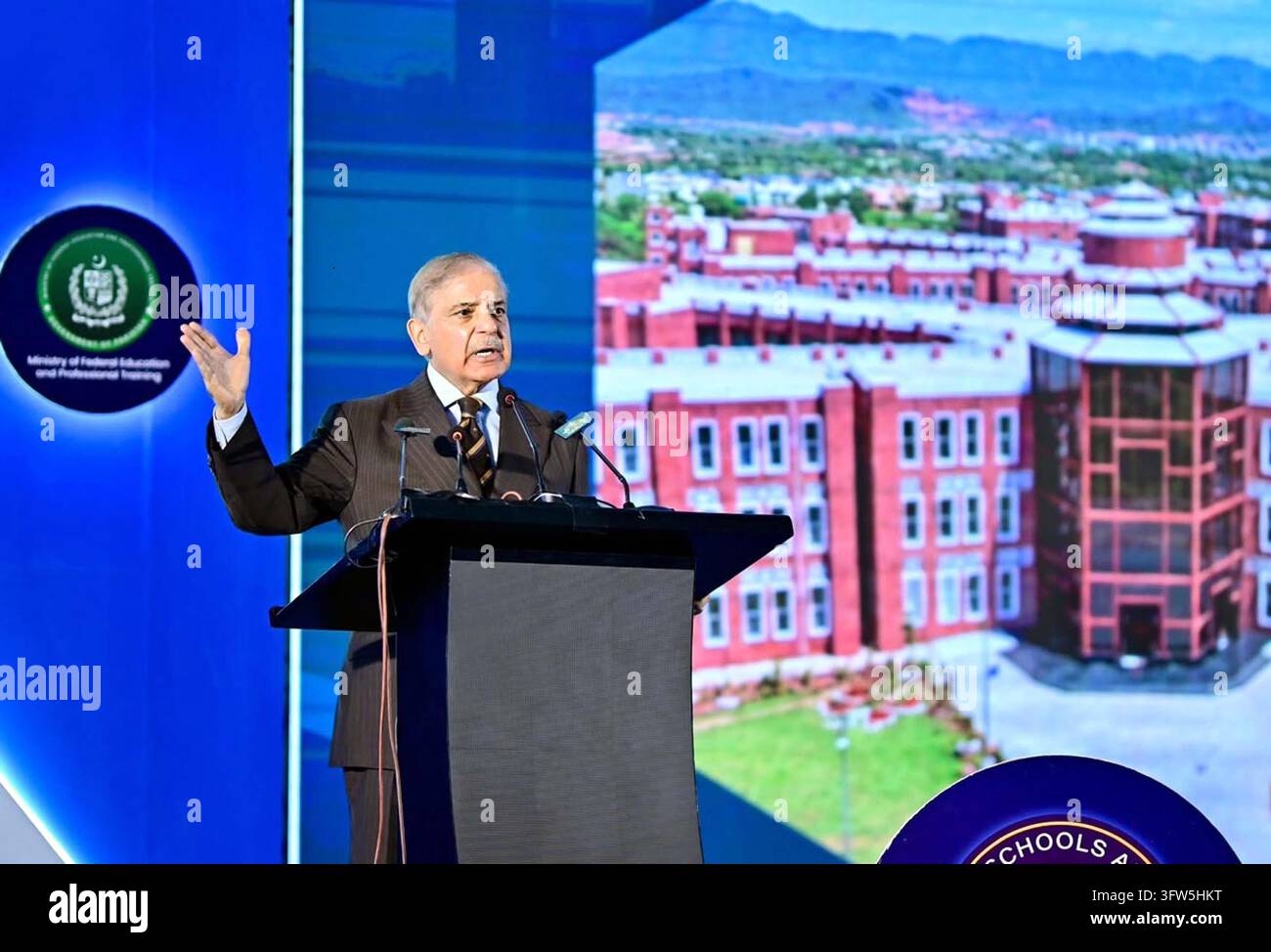 ISLAMABAD, PAKISTAN - 18-Oct-2026: Premierminister Shehbaz Sharif eröffnete am Sonntag die Daanish-Schule in Islamabad und hob die Entschlossenheit der Regierung zur Förderung der Bildungsreform in Pakistan hervor. Die Veranstaltung, die in einer modernen, neu gebauten Einrichtung stattfand, unterstreicht die Rolle des Ministeriums für Föderale Bildung und Berufsförderung bei der Verbesserung der Bildungsinfrastruktur. Die Schule zielt darauf ab, unterprivilegierten Schülern eine qualitativ hochwertige Bildung zu bieten, was den Fokus der Verwaltung auf einen gleichberechtigten Zugang zu Bildungsressourcen widerspiegelt. Diese Initiative ist Teil breiterer Bemühungen, die Stockfoto