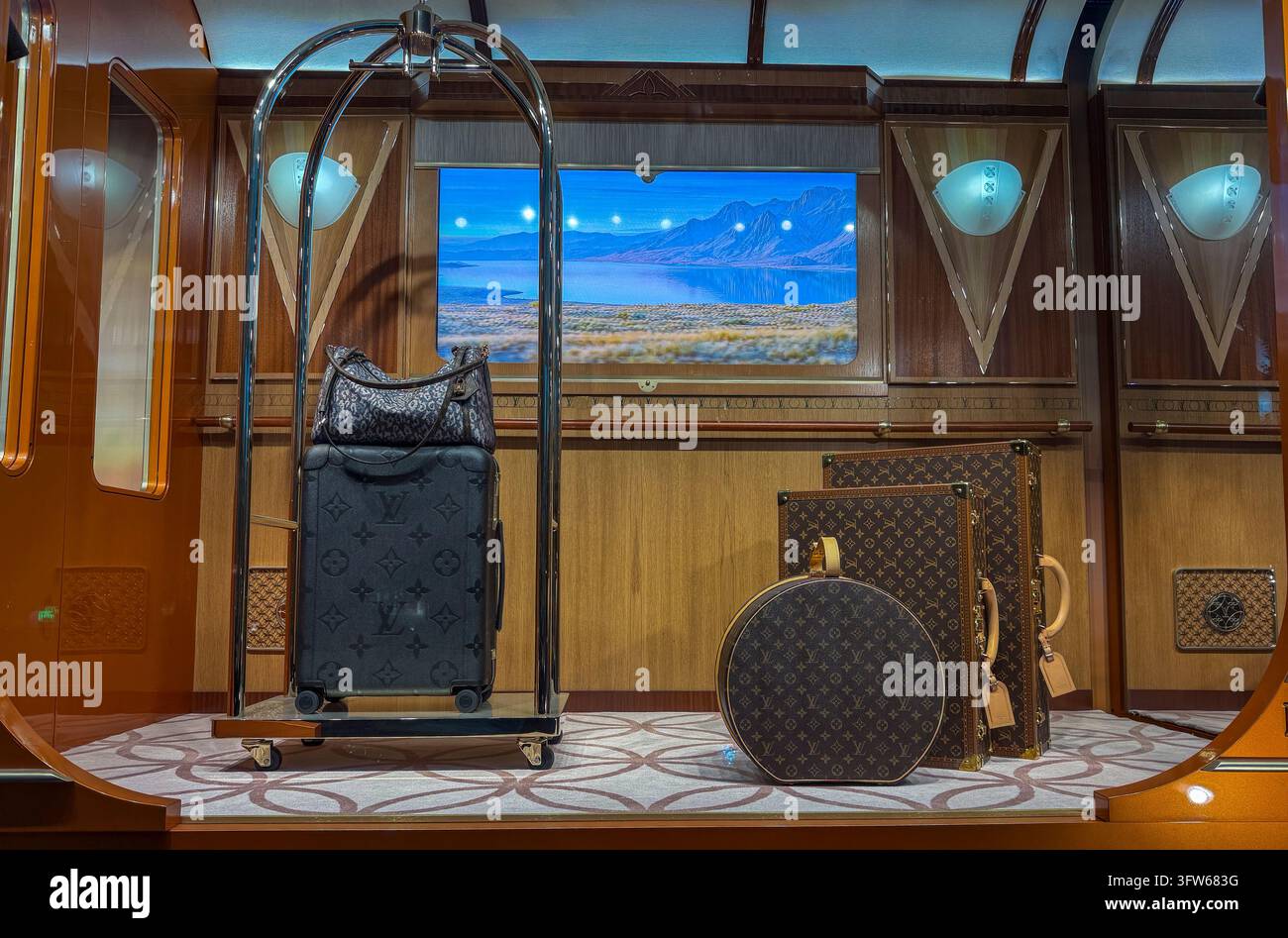 Paris, Frankreich, Nahaufnahme, LVMH, Louis Vuitton Luxuswaren-Geschäftsfenster, Auslage, Gepäck, Taschen, Koffer Stockfoto