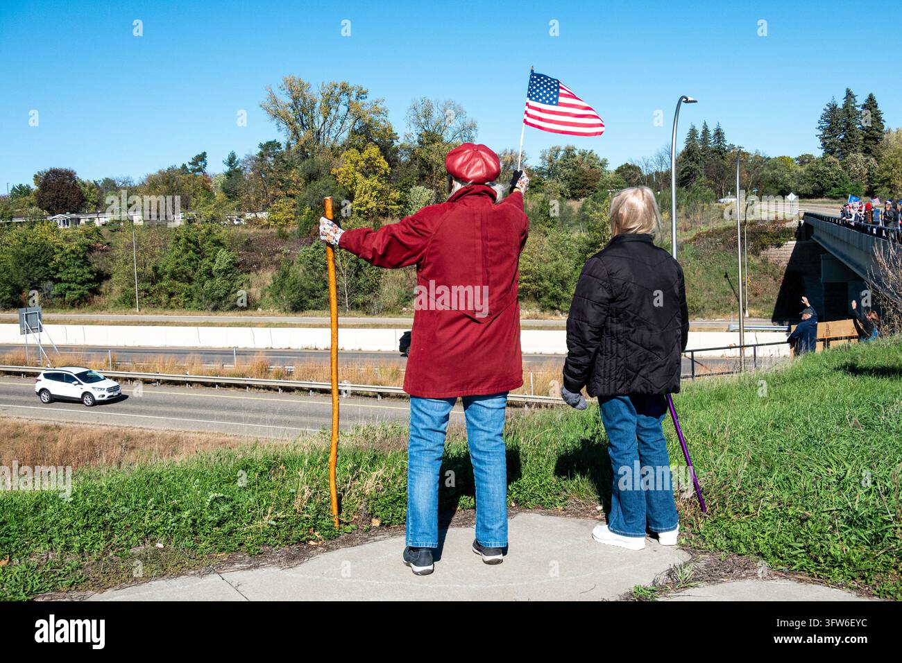 Stillwater, MN, USA, 17. Oktober 2026: Unbekannte Personen bei einer No-Kings-Kundgebung in der Nähe einer Brücke mit Blick auf die Highway 36. Stockfoto