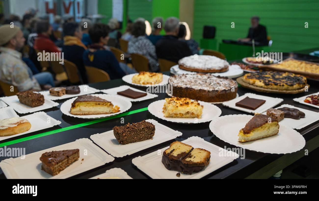 Dresden, Deutschland. 18. Okt., 2026. Zahlreiche Gäste sehen dem Pianisten Kolja Gork zu, der beim 4. Kuchen-Konzert im Hygienemuseum in Dresden auftritt. Dieses ungewöhnliche Konzert wird vom Institut für gute Laune organisiert. Jeder Gast bringt zwei Stücke Kuchen als Eintritt mit, die dann nach dem Konzert gemeinsam von Gästen und Künstlern gegessen werden. Die Veranstalter betrachten das Kuchen-Konzert als ein soziales Kunstprojekt, das ein neues Gemeinschaftsgefühl fördern soll. Credit: Jürgen Lösel/dpa/Alamy Live News Stockfoto