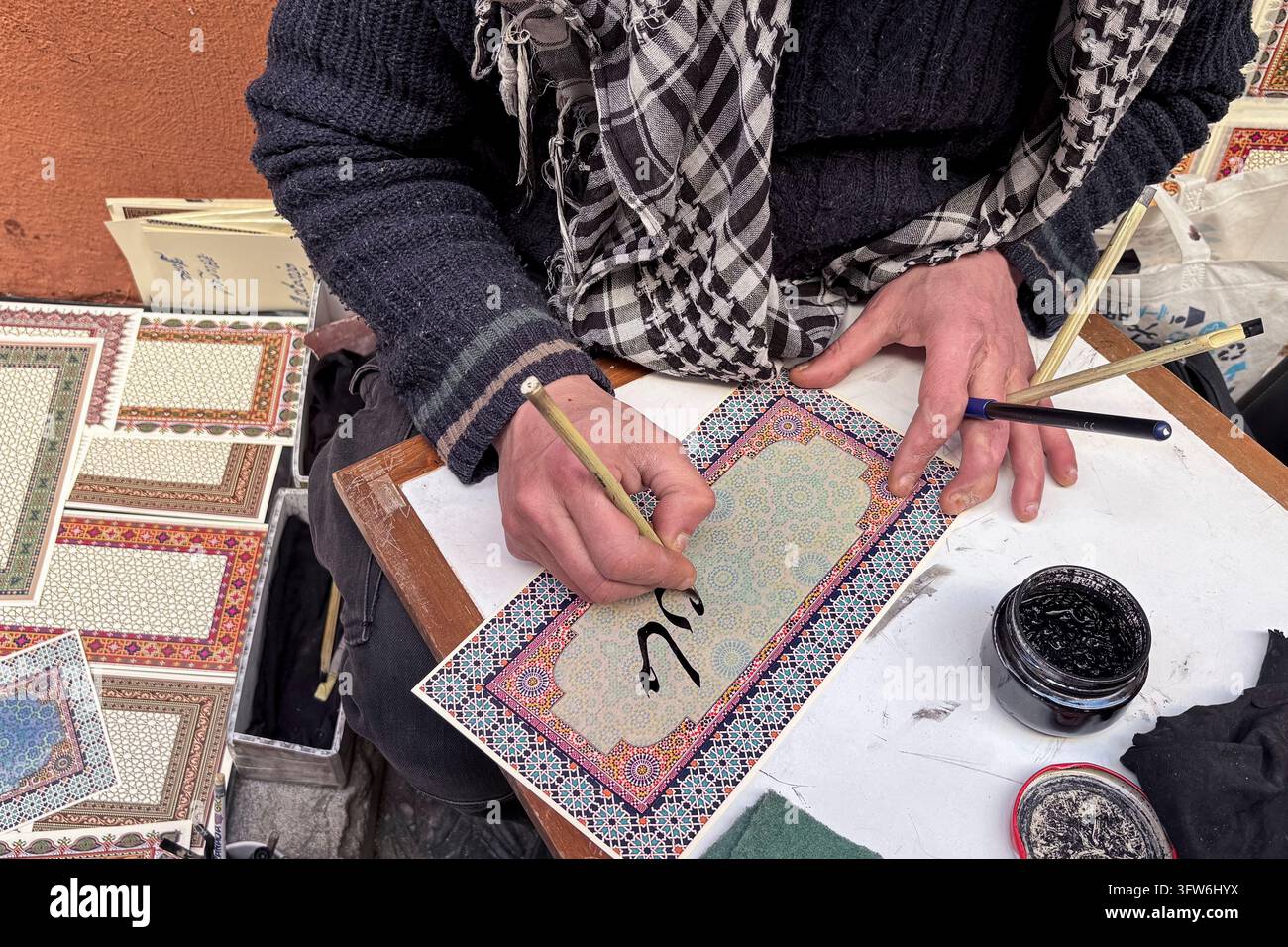 Traditioneller Kalligraf mit der Erhaltung der Kunst der islamischen dekorativen Schrift (Granada, Spanien: 03-apr-2026) Stockfoto