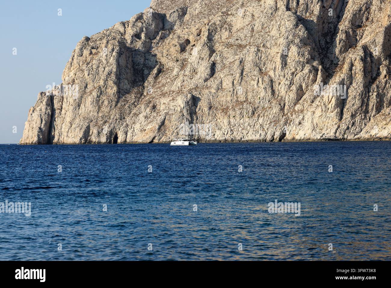 Santorini, Griechenland - Kambia Beach liegt gut zwischen dem Roten Strand und dem Weißen Strand, zwei weitere bekannte Strände, die für ihre Aussicht bekannt sind. Stockfoto