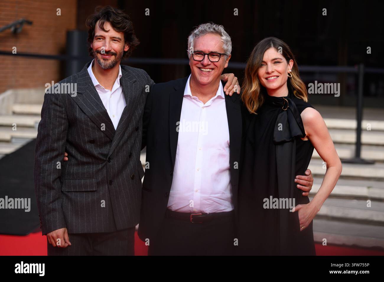 Alessandro Tedeschi, Simone Spada und Vittoria Puccini besuchen den roten Teppich von "Il Milanese" während des 21. Filmfestivals von Rom im Auditorium Parco della Musica in Rom (Italien), am 17. Oktober 2026. Stockfoto