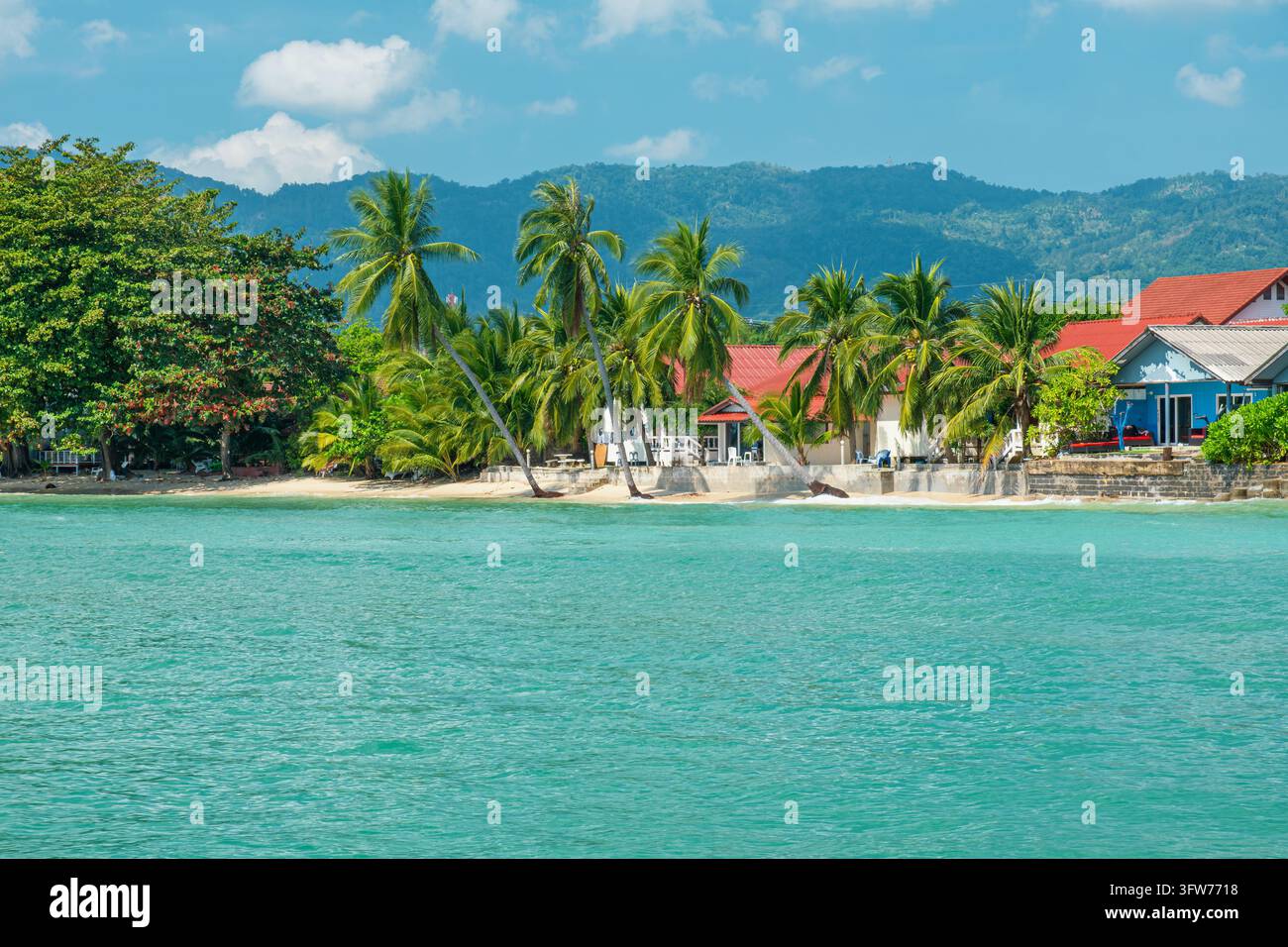 Türnisches Meer tropische Küste mit Kokospalmen, Strandhäusern und grünen Bergen am Lamai Beach auf Koh Samui, Thailand. Tropische Inseltouristik Stockfoto