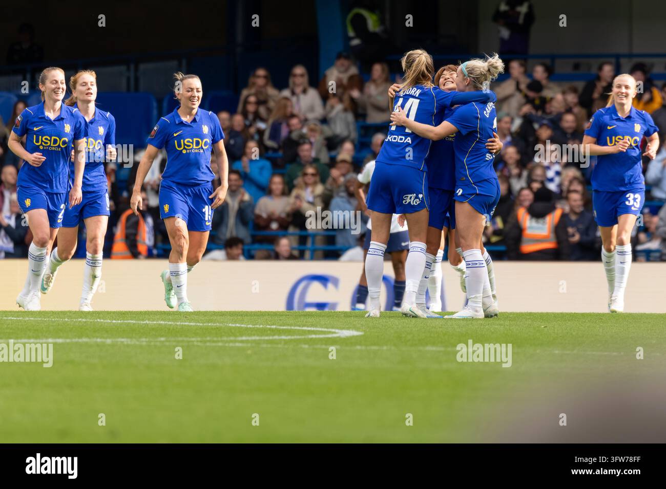 London, UK. 18. Okt 2026. Nathalie Björn und Ellie Carpenter umarmen die Torschützin Maika Hamano für Chelsea Women während des Barclays WSL-Spiels zwischen Chelsea FC Women und Tottenham Hotspur Women am Stamford Bridge. Credit: Suzanne Lycett/Alamy Live News Stockfoto