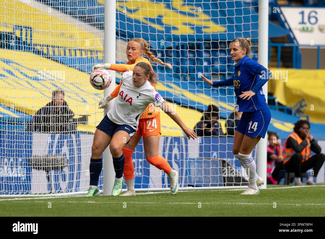 London, UK. 18. Okt 2026. Kirsty Hanson von Tottenham Hotspur Women mit dem Ball vor Hannah Hampton von Chelsea Women, während Nathalie Björn von Chelsea Women während des Barclays-WSL-Spiels an der Stamford Bridge zusieht. Credit: Suzanne Lycett/Alamy Live News Stockfoto
