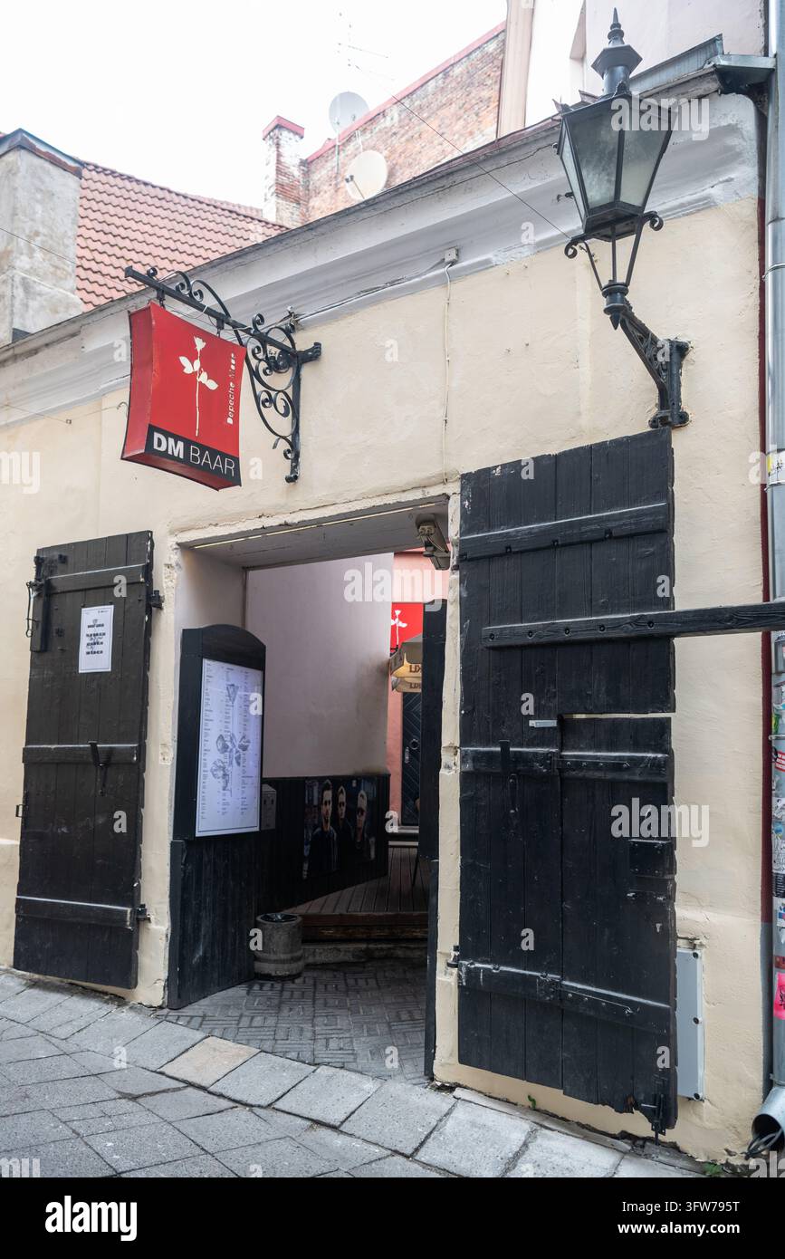 Tallinn, Estland – 20. Juli 2018. Eingang zur Depeche Mode Bar in Tallinn. Die Bar befindet sich in der Voorimehe 4 und ist der Musik der Briten gewidmet Stockfoto