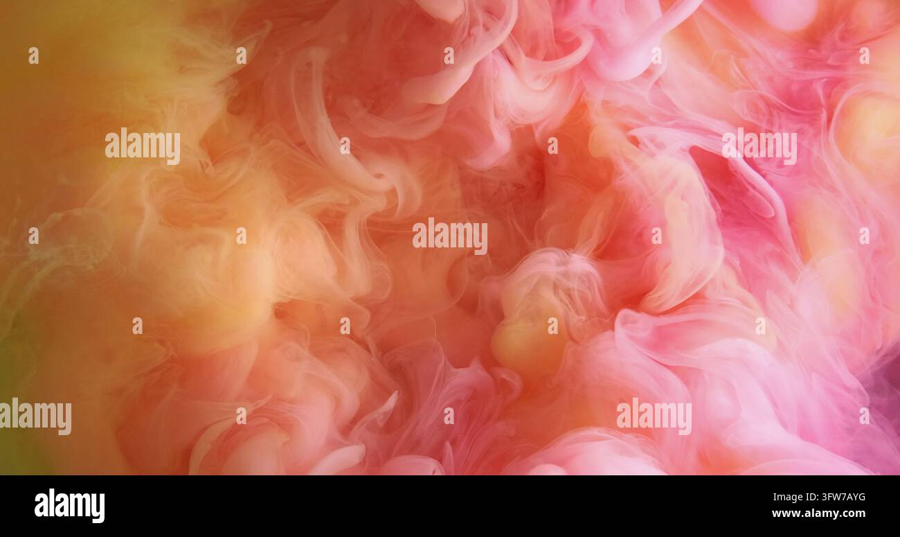 Dunstfluss. Nebelschwirren. Buntes Pigment, das sich in Wassertextur vermischt. Orange-rosa Pigment, das sich in flüssiger Welle ausbreitet, abstrakter unscharfer Hintergrund. Stockfoto
