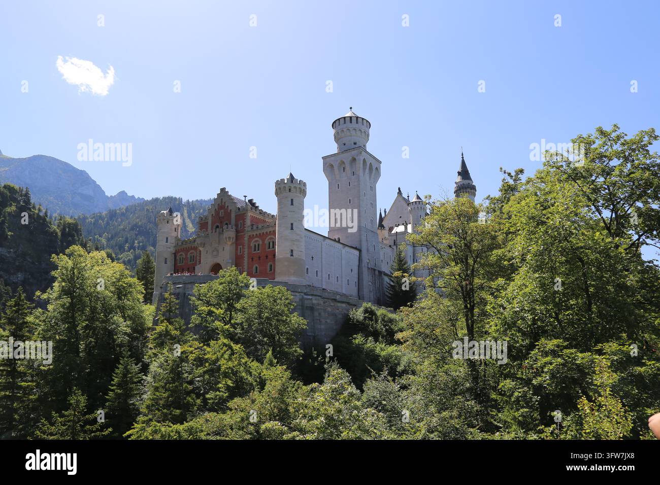 Märchenhaftes Schloss Neuschwanstein, umgeben von grünem Wald in den Bayerischen Alpen nahe Schwangau und Füssen, Bayern, Deutschland. Stockfoto