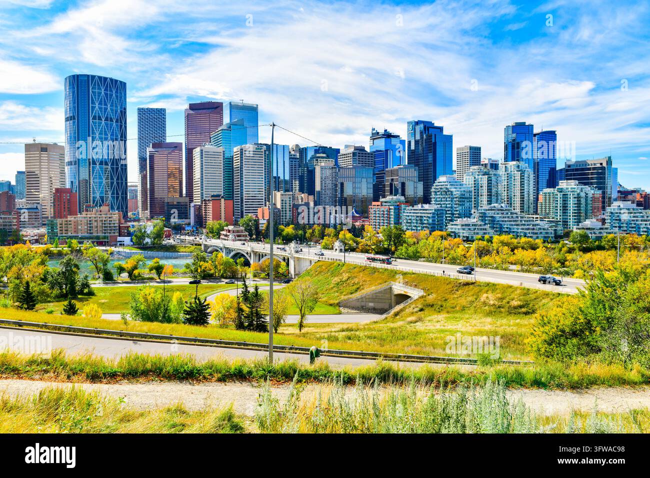 Stadtbild von Downtown Calgary mit modernen Wolkenkratzern, dem Bow River und der Centre Street Bridge, umgeben von farbenfrohem Herbst in Alberta, Kanada. Stockfoto