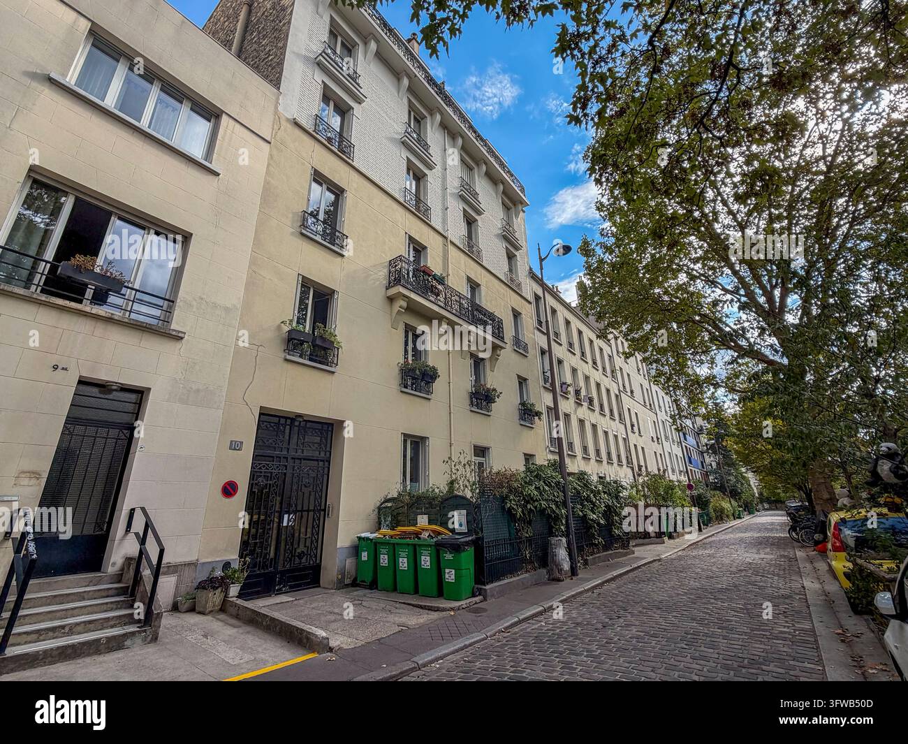 Paris, Frankreich, Wohnapartmenthäuser, Vorderseite, Kopfsteinpflasterstraße, Weitwinkelansicht, Außenbereich Stockfoto