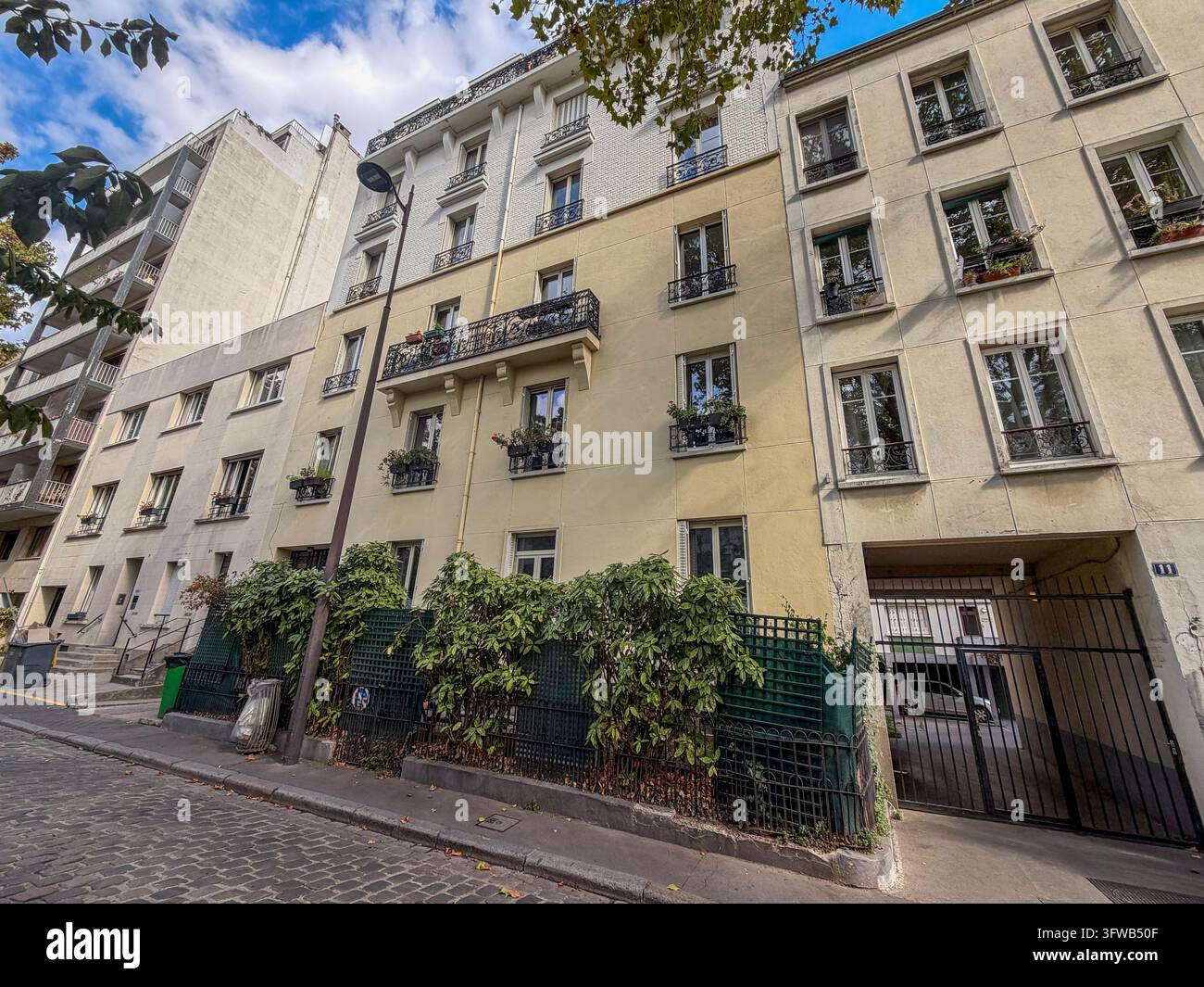 Paris, Frankreich, Wohnapartmenthäuser, Vorderseite, Kopfsteinpflasterstraße, Weitwinkelansicht, Außenbereich Stockfoto