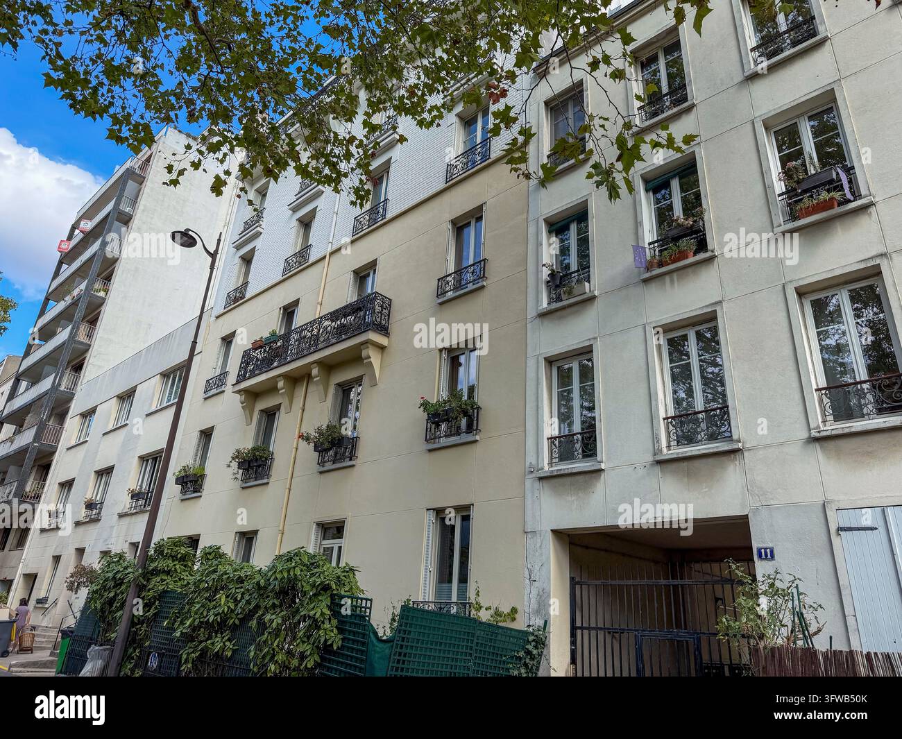 Paris, Frankreich, Wohnapartmenthäuser, Vorderseite, Kopfsteinpflasterstraße, Weitwinkelansicht, Außenbereich Stockfoto