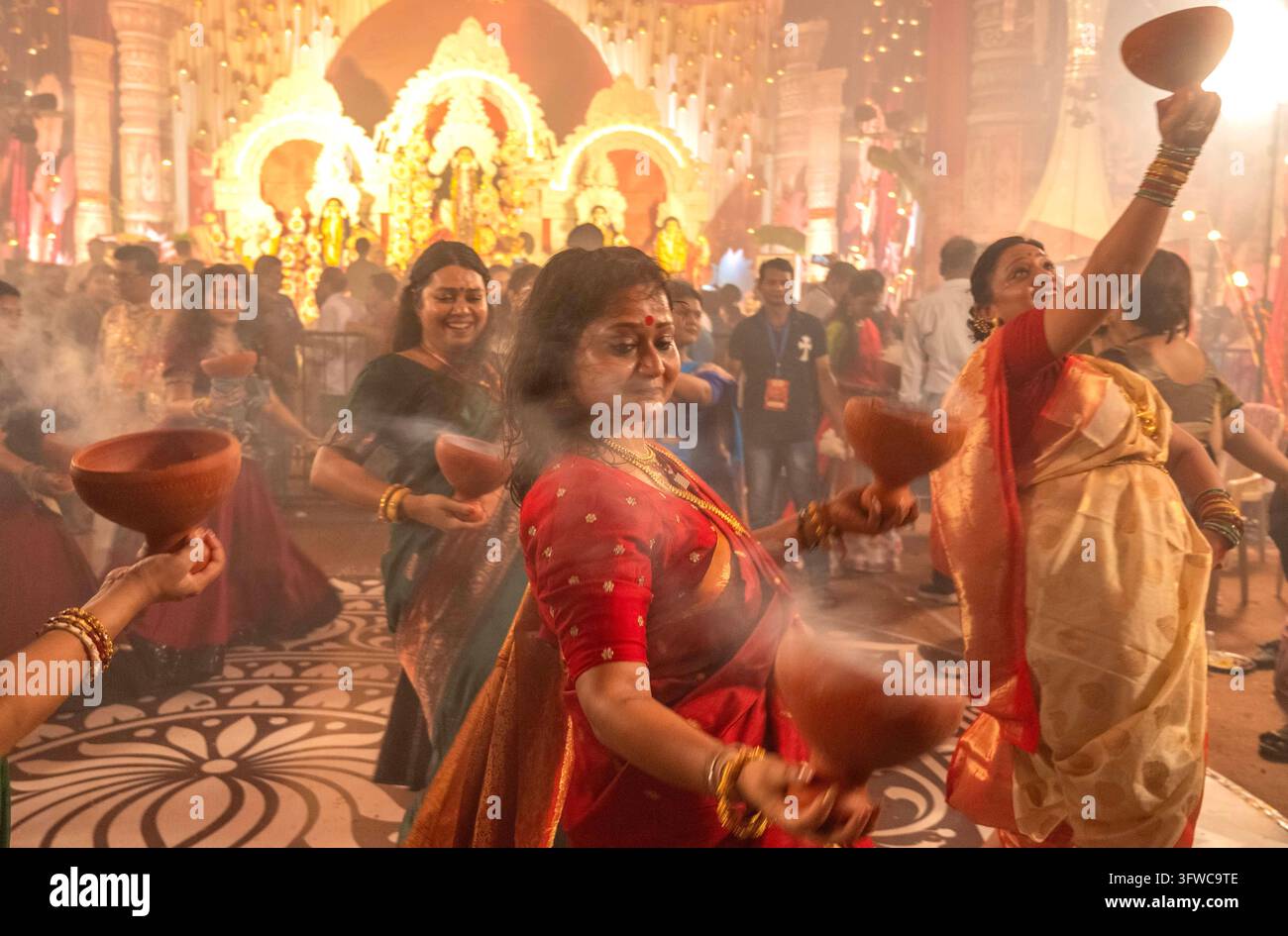 MUMBAI, INDIEN - 18. OKTOBER: Gläubige führen den Dhunuchi-Tanz Dhunuchi Naach oder Dhunuchi Nritya, einen traditionellen bengalischen volkstümlichen Gottesdiensttanz, während der Abend-Aarti-Zeremonien bei der Durga Puja in Dadar, Shivaji Park, am 18. Oktober 2026 in Mumbai, Indien, auf. Foto von Satish Bate/Hindustan Times Durga Puja Festival 2026 Stockfoto