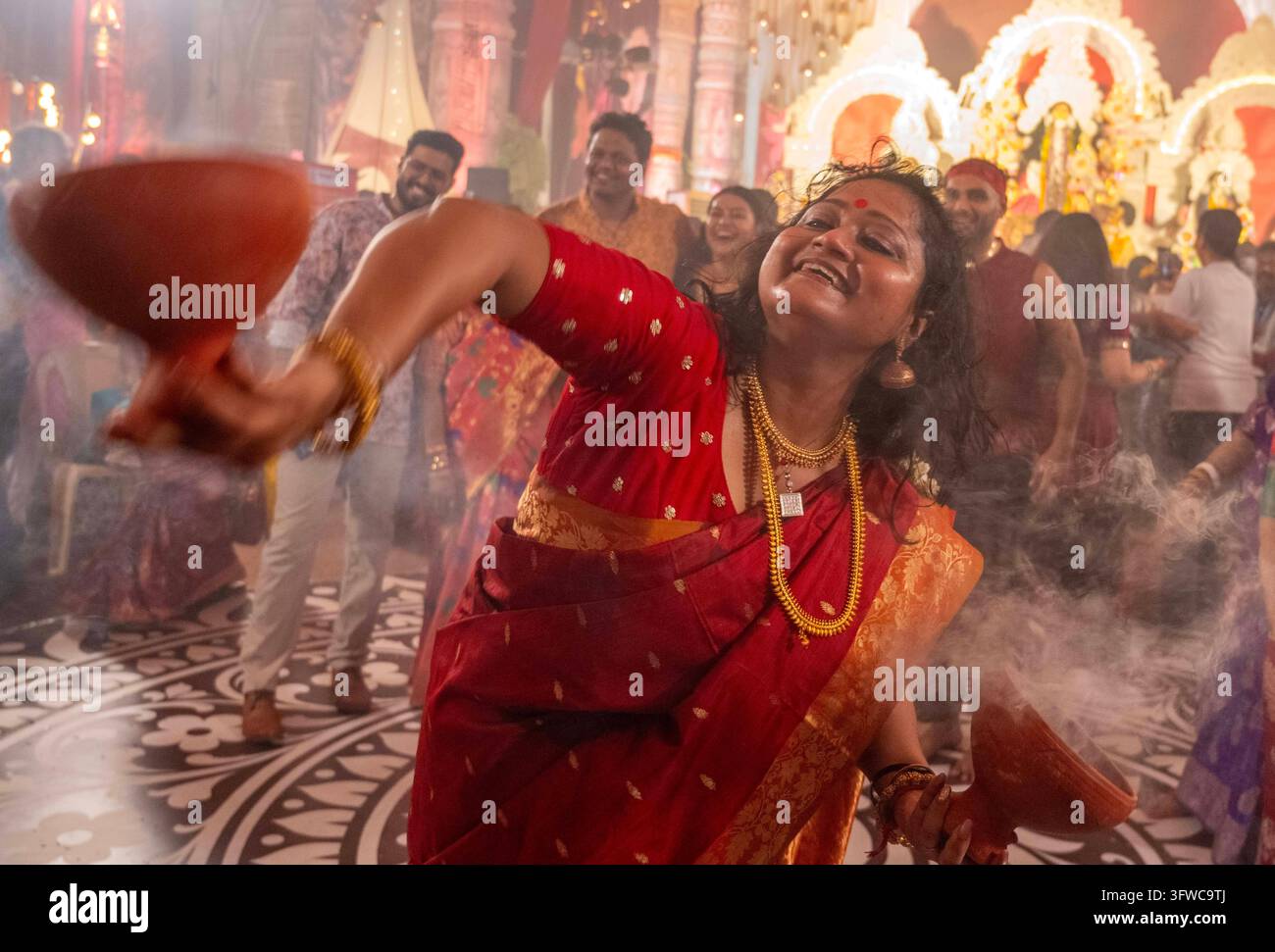 MUMBAI, INDIEN - 18. OKTOBER: Gläubige führen den Dhunuchi-Tanz Dhunuchi Naach oder Dhunuchi Nritya, einen traditionellen bengalischen volkstümlichen Gottesdiensttanz, während der Abend-Aarti-Zeremonien bei der Durga Puja in Dadar, Shivaji Park, am 18. Oktober 2026 in Mumbai, Indien, auf. Foto von Satish Bate/Hindustan Times Durga Puja Festival 2026 Stockfoto
