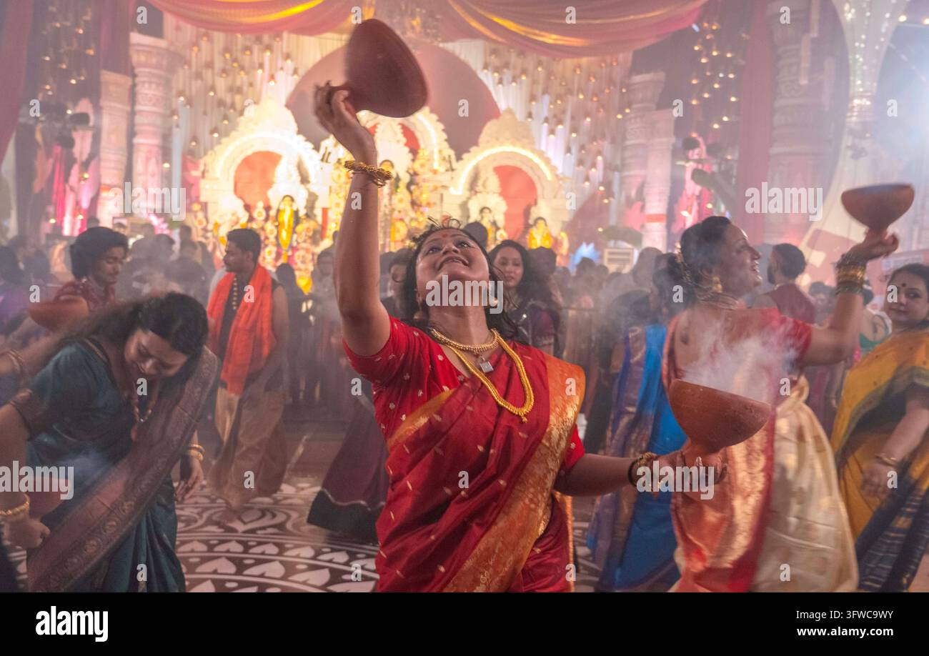 MUMBAI, INDIEN - 18. OKTOBER: Gläubige führen den Dhunuchi-Tanz Dhunuchi Naach oder Dhunuchi Nritya, einen traditionellen bengalischen volkstümlichen Gottesdiensttanz, während der Abend-Aarti-Zeremonien bei der Durga Puja in Dadar, Shivaji Park, am 18. Oktober 2026 in Mumbai, Indien, auf. Foto von Satish Bate/Hindustan Times Durga Puja Festival 2026 Stockfoto