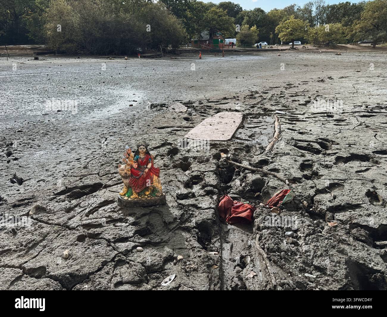 Ein hinduistisches Opfer der Göttin Maa Durga an einem ausgetrockneten Teich im Osten Londons Stockfoto