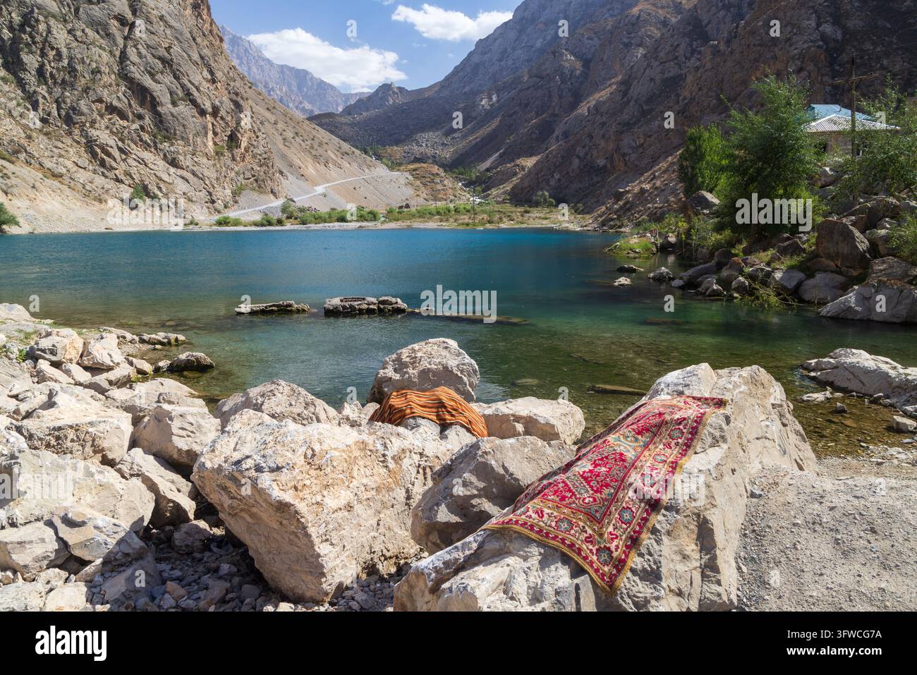 Teppiche trocknen am Ufer des Khurdak-Sees hoch in den Fann-Gebirgen Tadschikistans Stockfoto