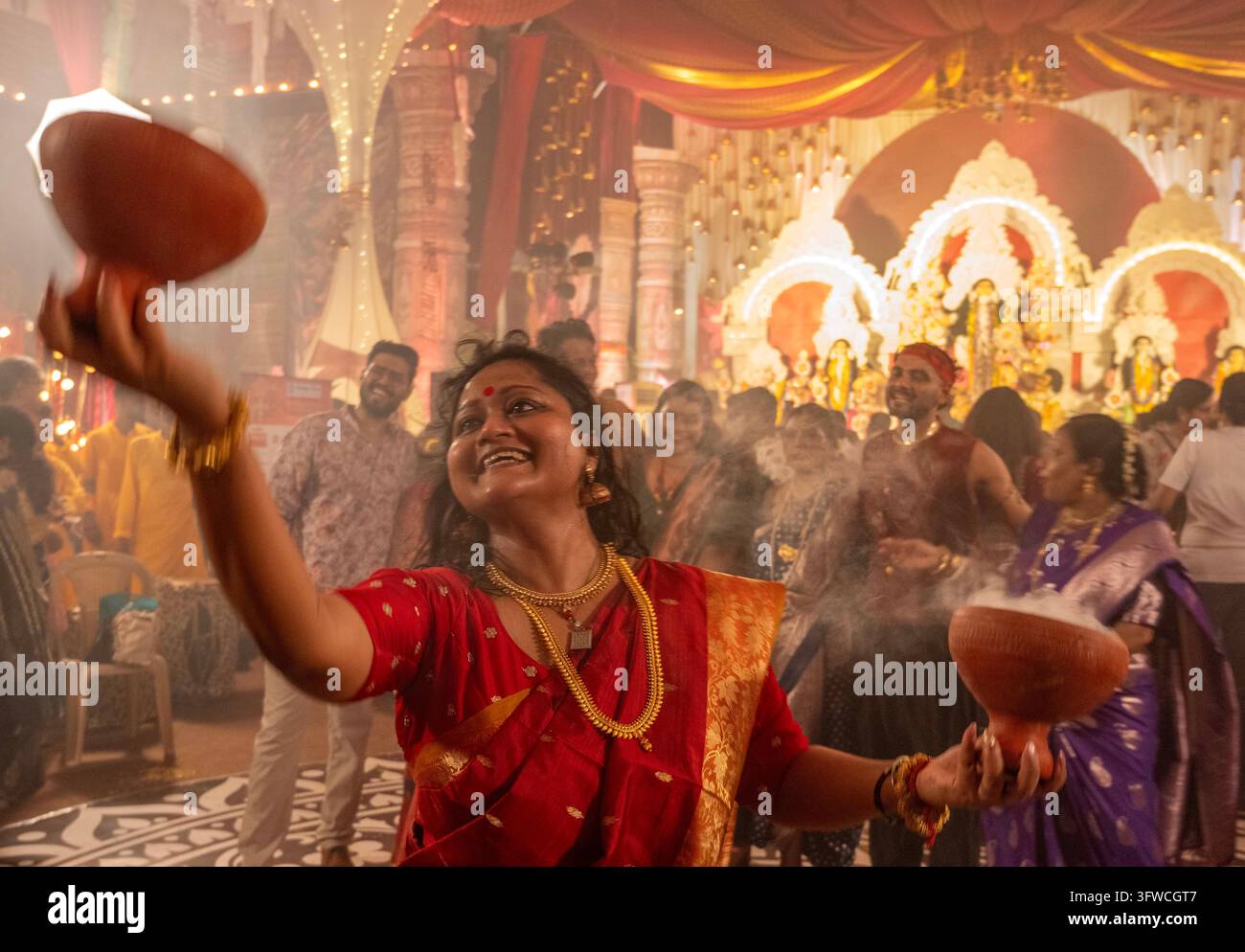 Neu-Delhi, Indien. 18. Oktober 2026. MUMBAI, INDIEN - 18. OKTOBER: Gläubige führen den Dhunuchi-Tanz (Dhunuchi Naach oder Dhunuchi Nritya) einen traditionellen bengalischen volkstümlichen Gottesdiensttanz während der abendlichen Aarti-Zeremonien bei der Durga Puja in Dadar, Shivaji Park, am 18. Oktober 2026 in Mumbai, Indien, auf. (Foto von Satish Bate/Hindustan Times/Sipa USA) Credit: Sipa USA/Alamy Live News Stockfoto