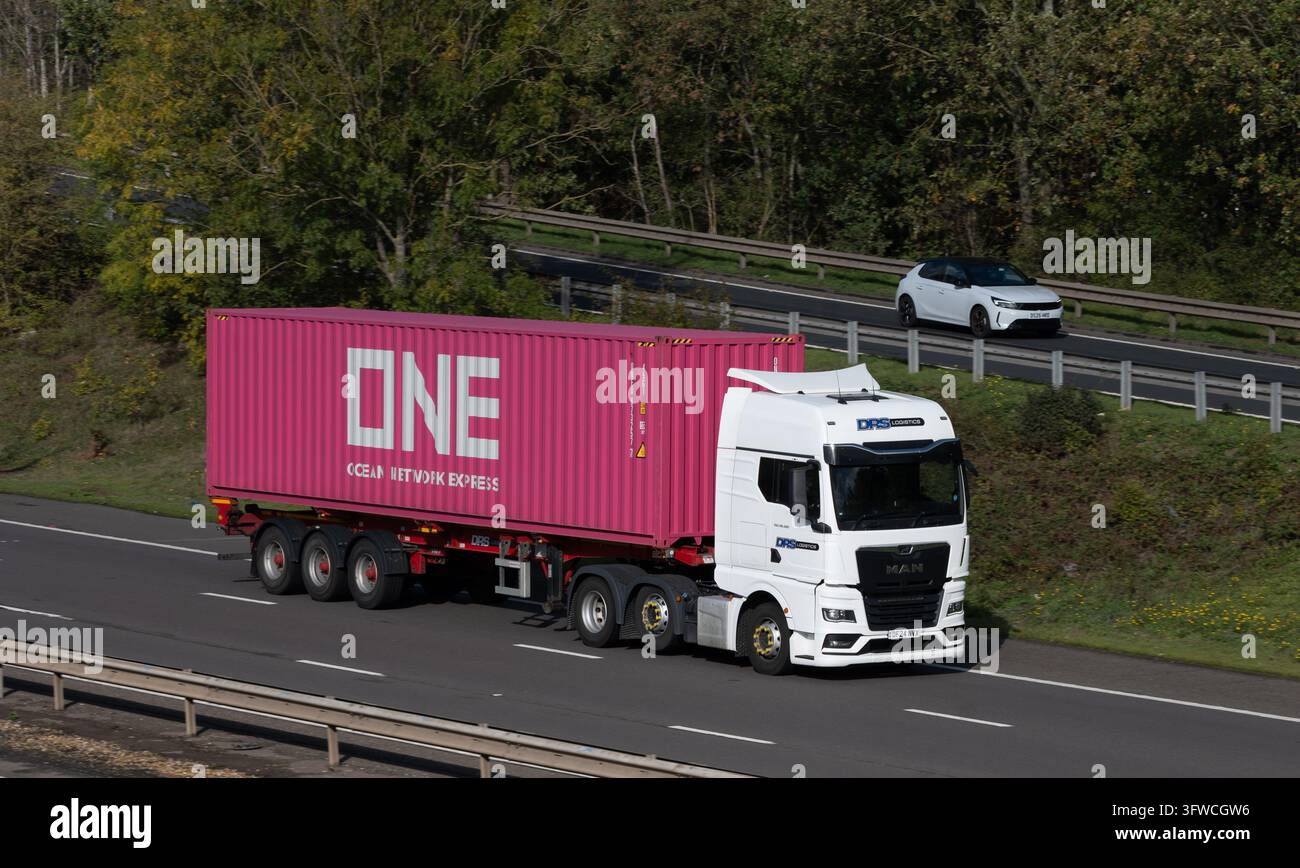 Ocean Network Express Versandcontainer, der auf der M40-Autobahn in Warwickshire, UK, transportiert wird Stockfoto