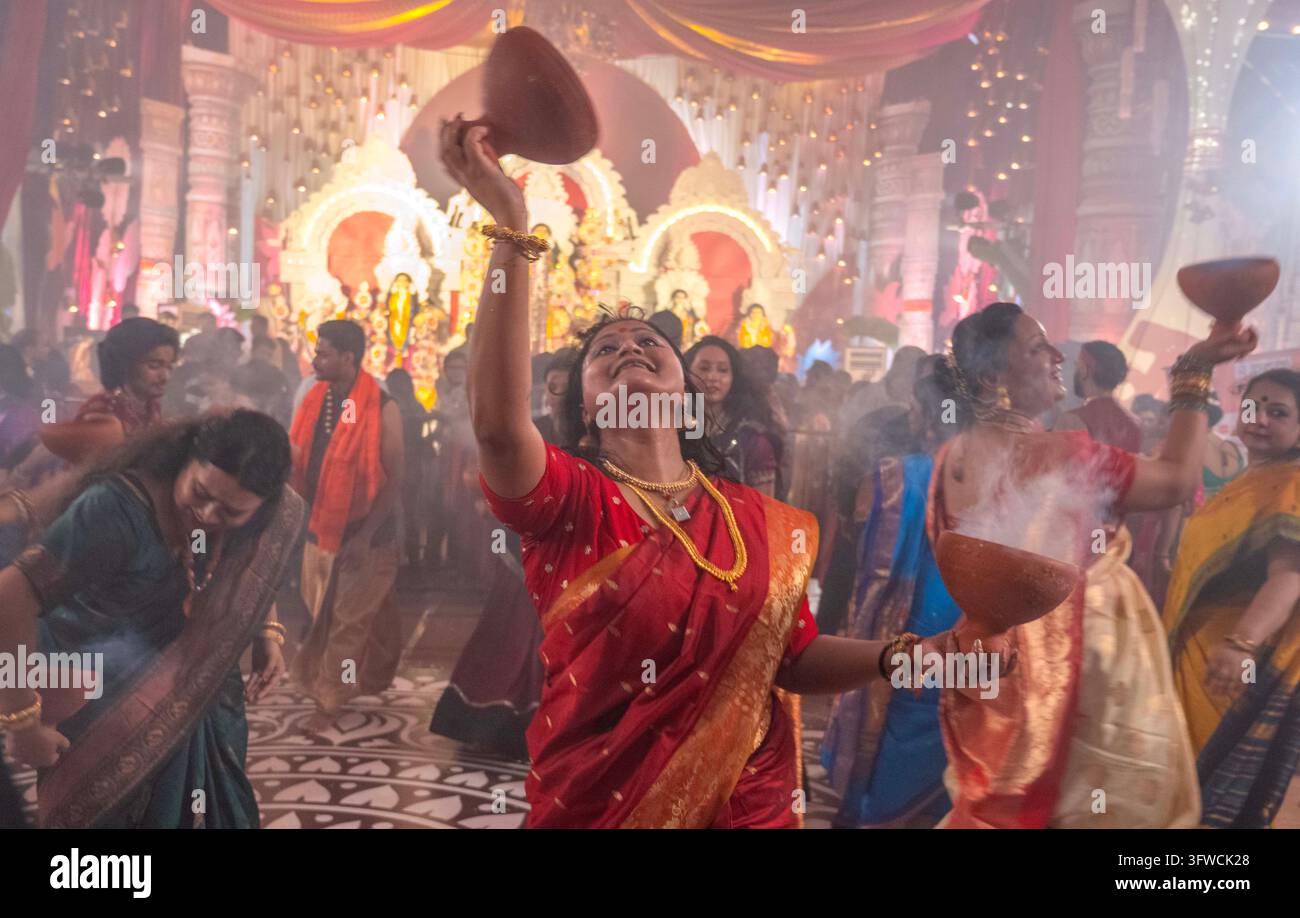Neu-Delhi, Indien. 18. Oktober 2026. MUMBAI, INDIEN - 18. OKTOBER: Gläubige führen den Dhunuchi-Tanz (Dhunuchi Naach oder Dhunuchi Nritya) einen traditionellen bengalischen volkstümlichen Gottesdiensttanz während der abendlichen Aarti-Zeremonien bei der Durga Puja in Dadar, Shivaji Park, am 18. Oktober 2026 in Mumbai, Indien, auf. (Foto von Satish Bate/Hindustan Times/Sipa USA) Credit: Sipa USA/Alamy Live News Stockfoto
