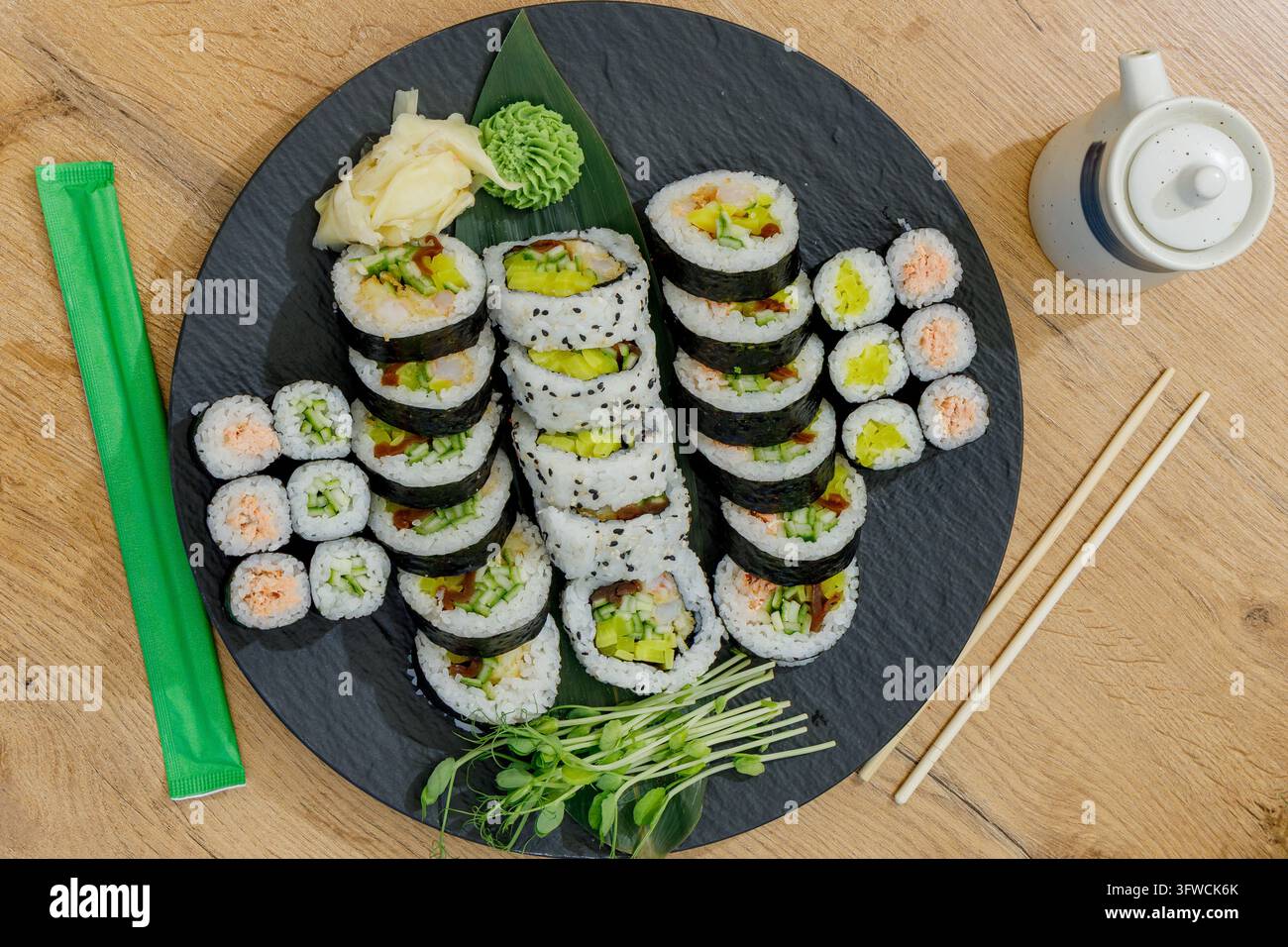 Ein köstliches Tablett mit verschiedenen Sushi-Rollen von oben Stockfoto