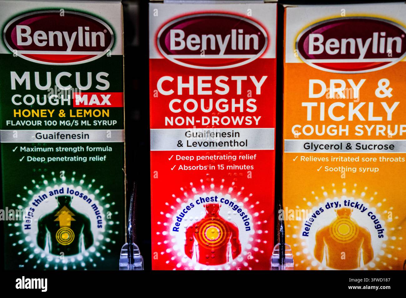 London, UK, 16. Oktober 2026, Nahaufnahme einer Reihe von Benylin-Hustensaftboxen auf einem UK-Supermarktregal Stockfoto