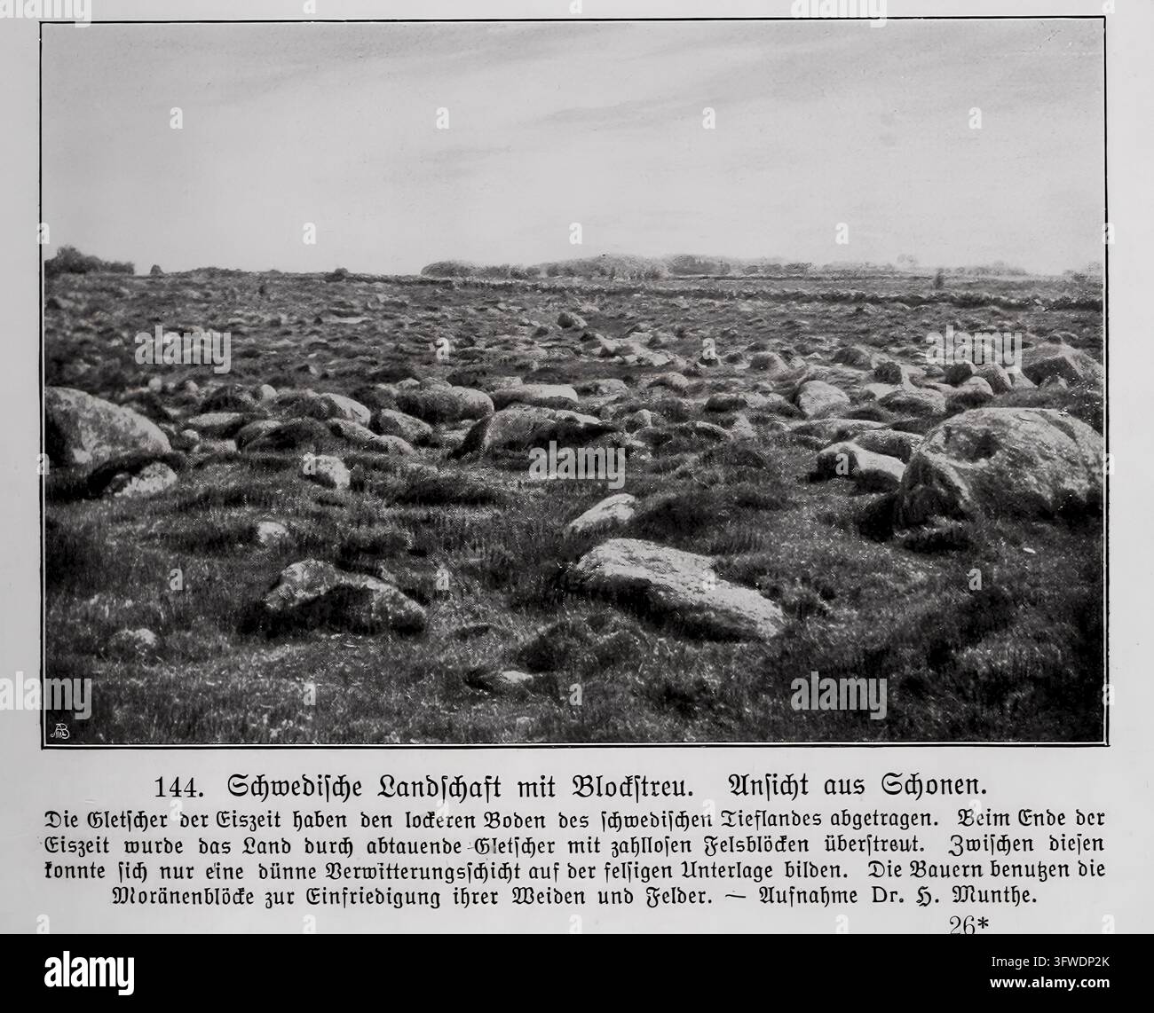 Historische Schwarz-Weiß-Landschaftsphotographie, reproduziert in Seydlitzs Geografiebuch, betitelt „Schwedische Landschaft mit Blocksteinen. Ansicht aus Schonen“ (Schwedische Landschaft mit Findlingen, Blick aus Schonen). Das Bild zeigt ein felsiges schwedisches Tiefland, das von Gletschern der Eiszeit geformt wurde, mit Moränenblöcken, die über die Wiese verstreut sind. Die Bildunterschrift erklärt ihre Nutzung durch Bauern zur Einzäunung von Weiden und Feldern. Aufnahme Dr. H. Munthe. Stockfoto
