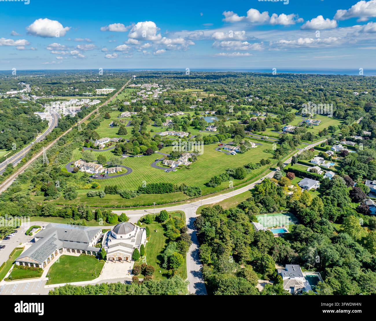 Luftbild von Luxusimmobilien, grünen Rasenflächen und Häusergruppen in Saint Andrews in Southampton, NY Stockfoto