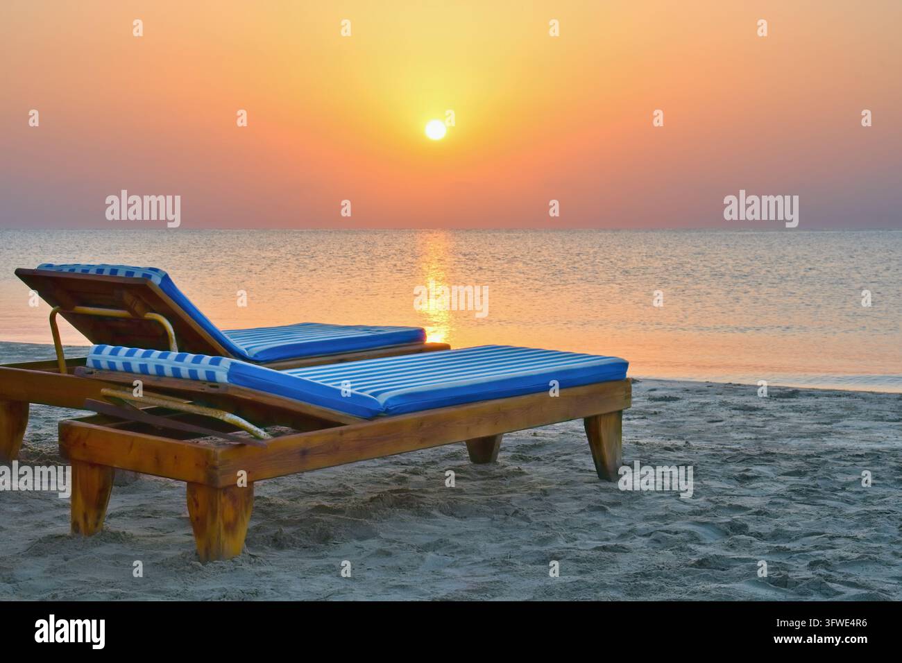 Idyllischer Strand mit Sonnenliegen, Rotes Meer, Ägypten Stockfoto