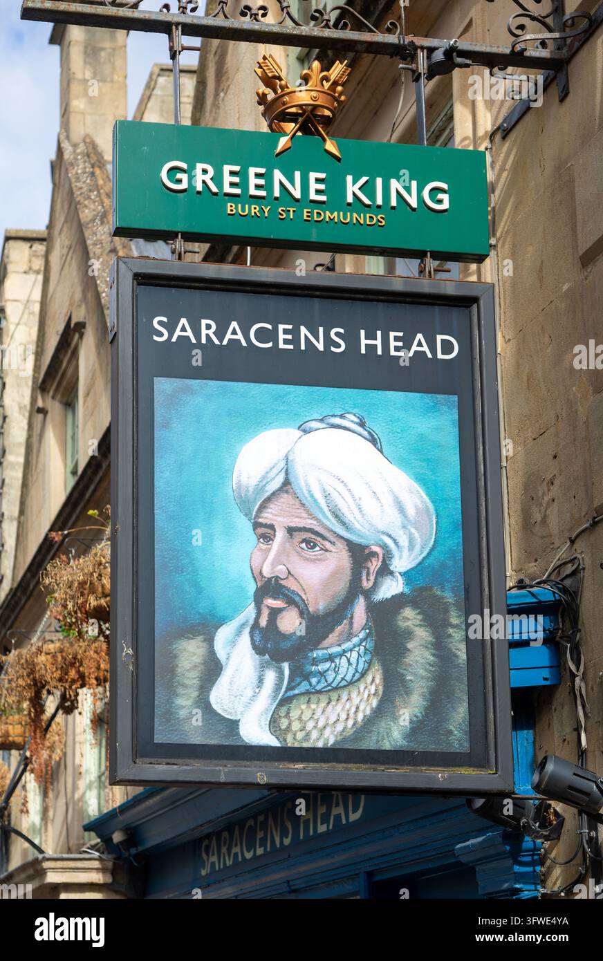 Schild für das The Saracens Head Pub, Greene King Brauerei-Pub, Broad Street, Bath, England, UK Stockfoto
