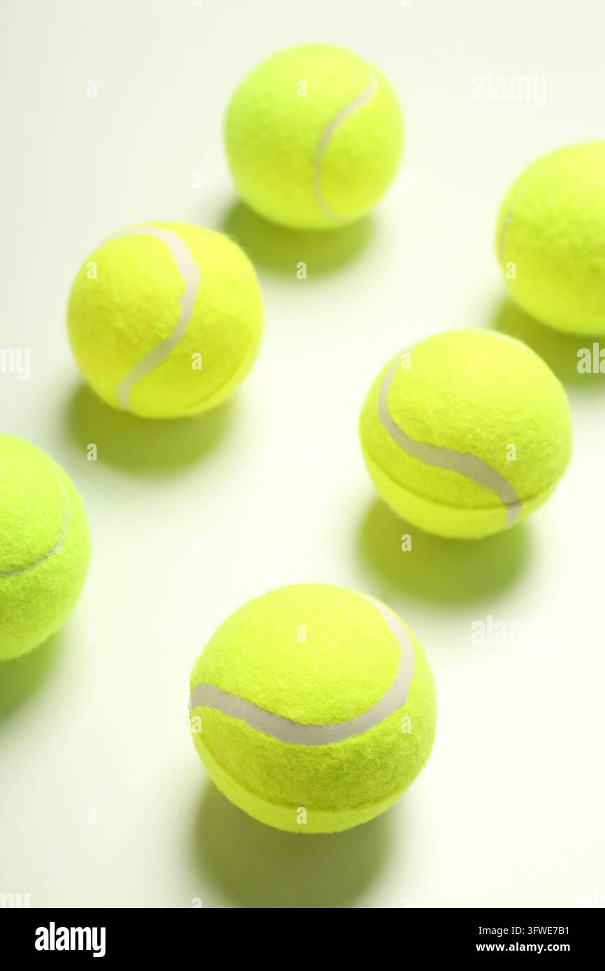 Flat Lay mit Tennisbällen auf weißem Hintergrund Stockfoto