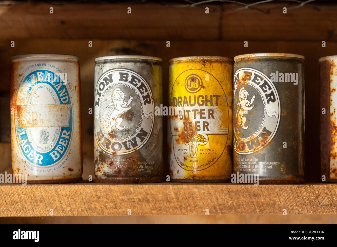 Eine Sammlung von vintage, verwitterten neuseeländischen Bierdosen aus den 1970er und 1980er Jahren, darunter Lion Brown und DB Draught Stahl- und Dosen mit Dosenöffner Stockfoto