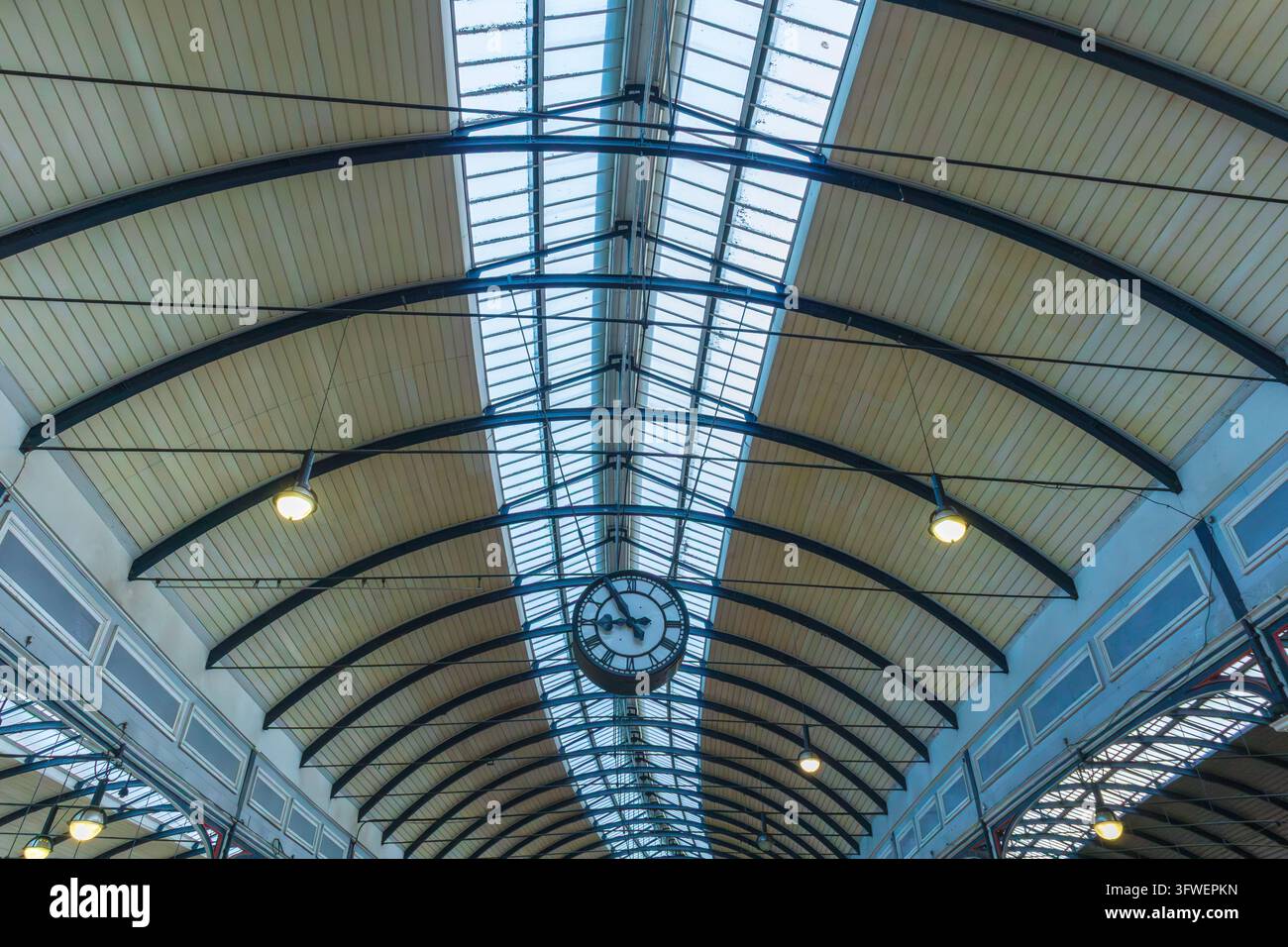 Beeindruckendes gewölbtes Bahnhofsdach am Newcastle Central mit Bahnhofsuhr Stockfoto
