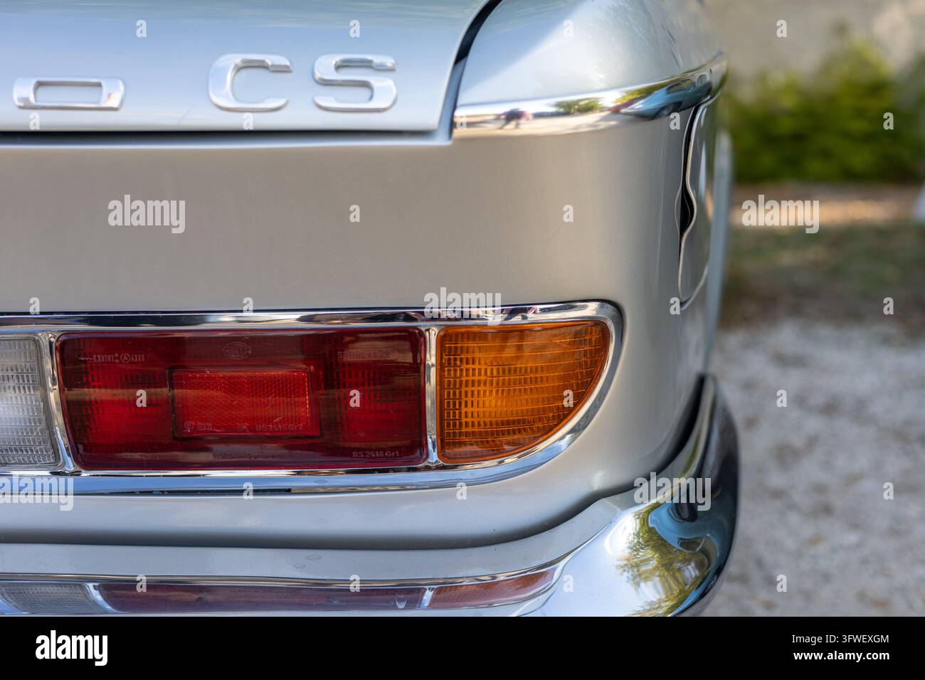 Klassische Vintage-Mercedes- und Jaguar-Luxusautos mit glänzenden Chromdetails Stockfoto