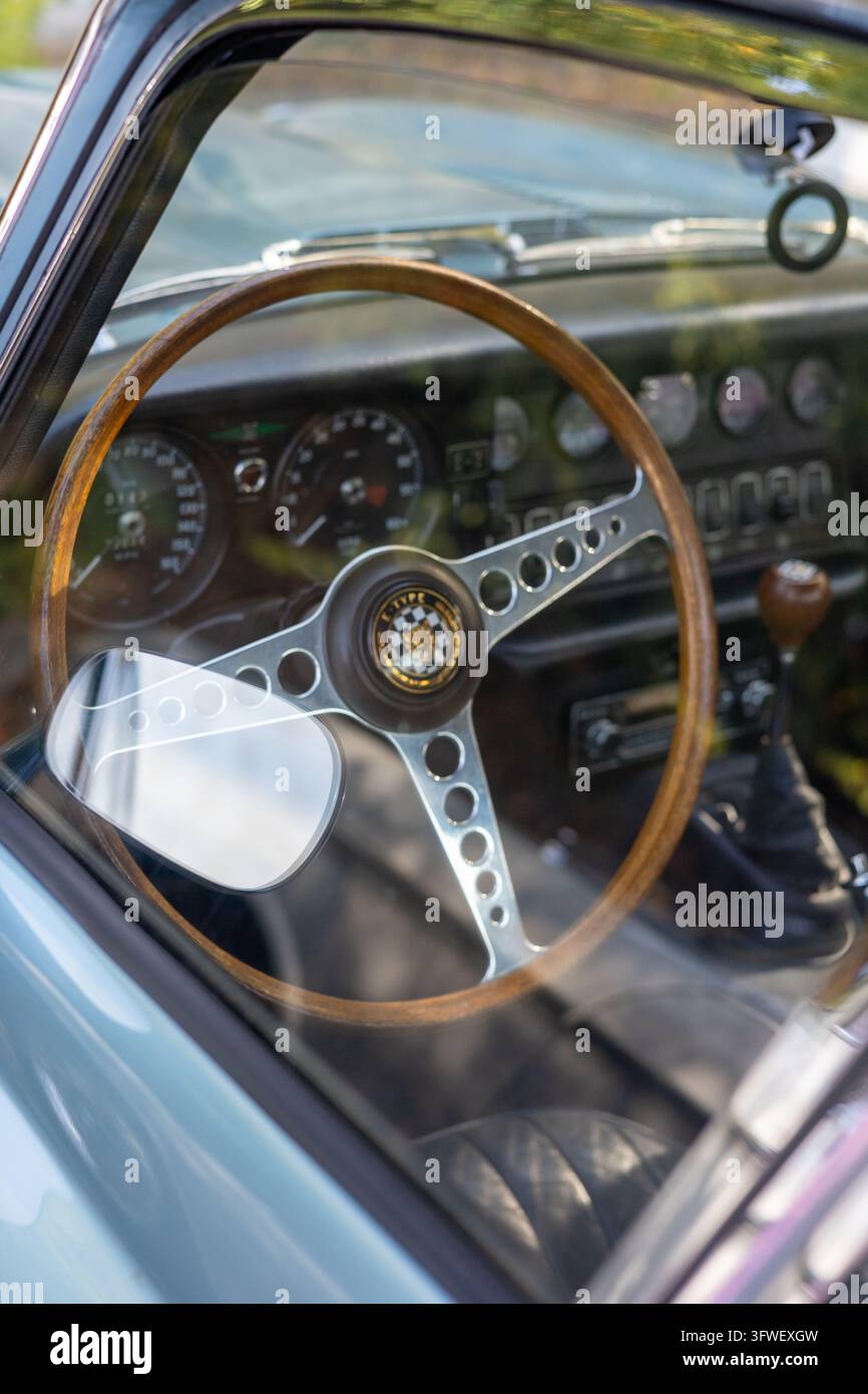 Klassische Vintage-Mercedes- und Jaguar-Luxusautos mit glänzenden Chromdetails Stockfoto