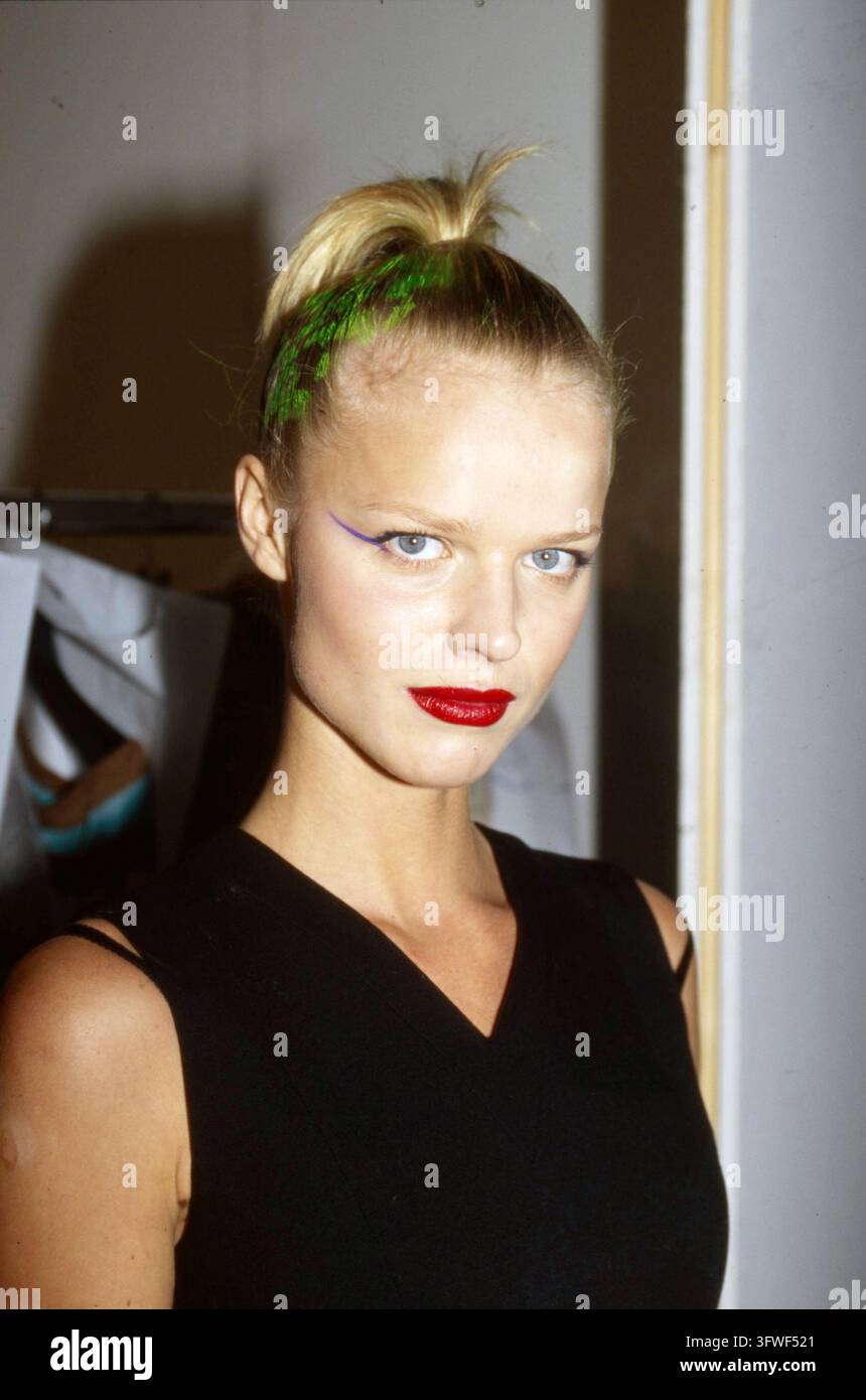 Oktober 1996 Historisches Archiv Publifoto/Olycom/LaPresse Eva Herzigova (Litvinov, 10. März 1973) ist eine tschechische Supermodel und Schauspielerin, die die italienische Staatsbürgerschaft besitzt. Auf dem Foto: Eva Herzigova bei der Bluemarine-Modenschau  Auf dem Foto: Eva Herzigova bei der Bluemarine-Modenschau Stockfoto