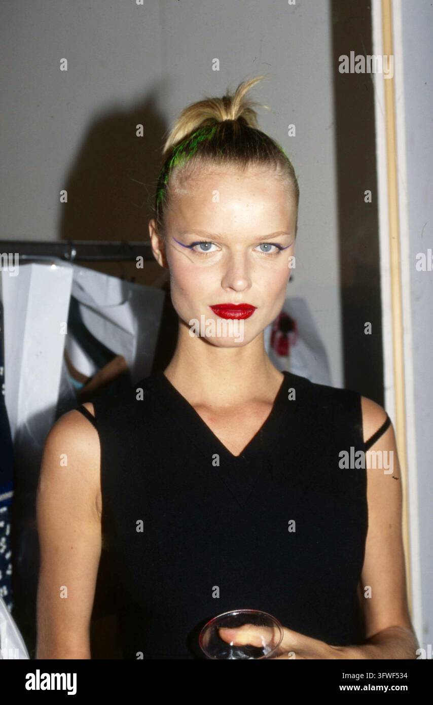 Oktober 1996 Historisches Archiv Publifoto/Olycom/LaPresse Eva Herzigova (Litvinov, 10. März 1973) ist eine tschechische Supermodel und Schauspielerin, die die italienische Staatsbürgerschaft besitzt. Auf dem Foto: Eva Herzigova bei der Bluemarine-Modenschau  Auf dem Foto: Eva Herzigova bei der Bluemarine-Modenschau Stockfoto