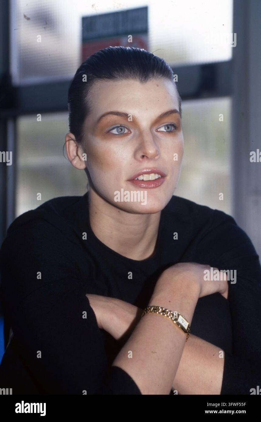 März 1997 Archiv Historisch Publifoto/Olycom/LaPresse Milla Jovovich, Pseudonym von Milica Bogdanovna Jóvovich (Kiew, 17. Dezember 1975), ist ein ukrainisches Model und Schauspielerin, die die US-amerikanische Staatsbürgerschaft angenommen hat. Auf dem Foto: Milla Jovovich bei der Bluemarine-Modenschau  Auf dem Foto: Milla Jovovich bei der Bluemarine-Modenschau Stockfoto