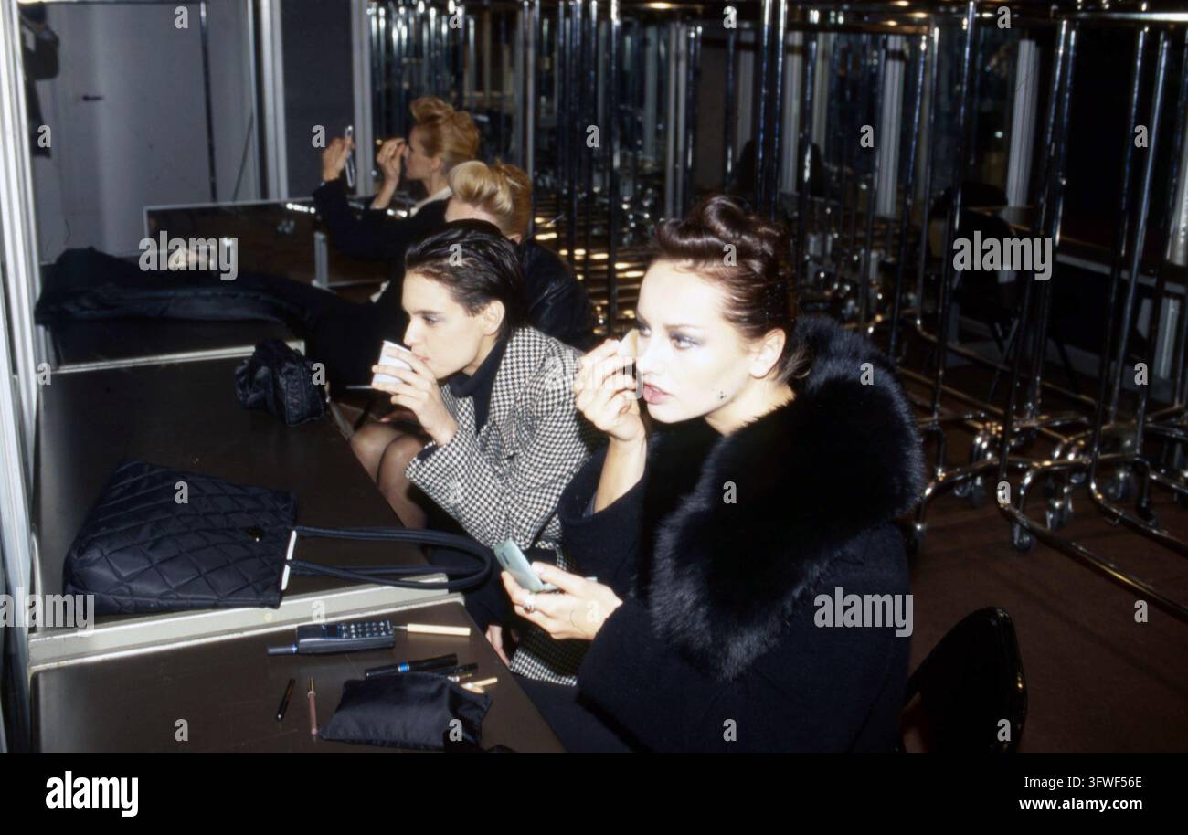 3. März 1997 Historisches Archiv Publifoto/Olycom/LaPresse Im Foto: Milano Collezioni Backstage, Laufsteg Bluemarine   Im Foto: Milan Collections Backstage, Bluemarine Modenschau Stockfoto